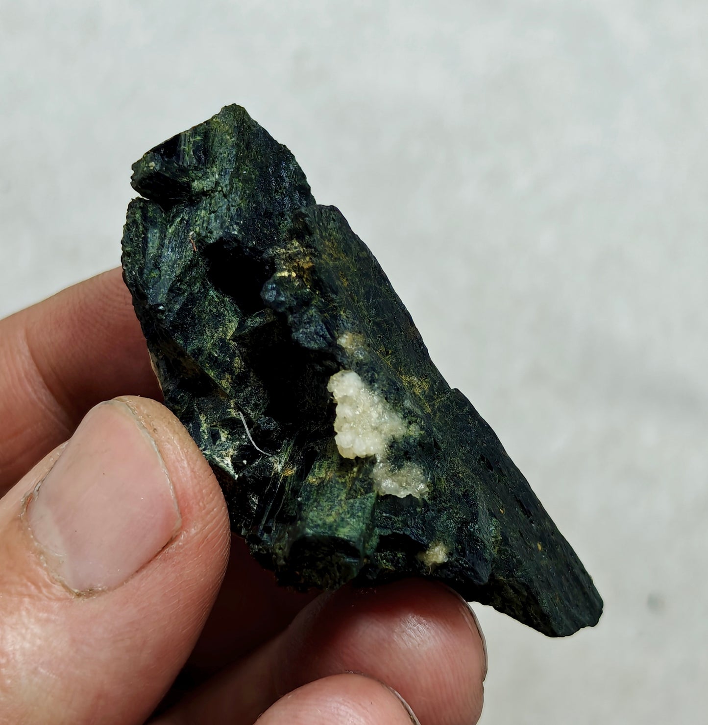 Single beautiful aesthetic aegirine crystals cluster specimen 39 grams