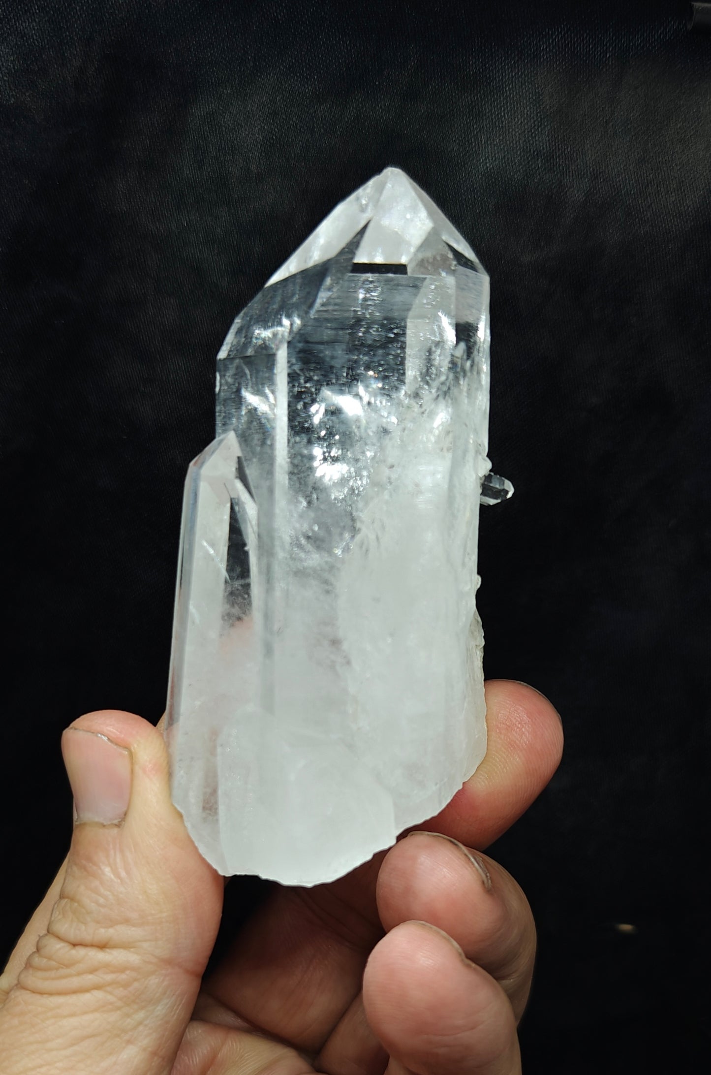 An amazing terminated twin Quartz Crystals specimen 142 grams