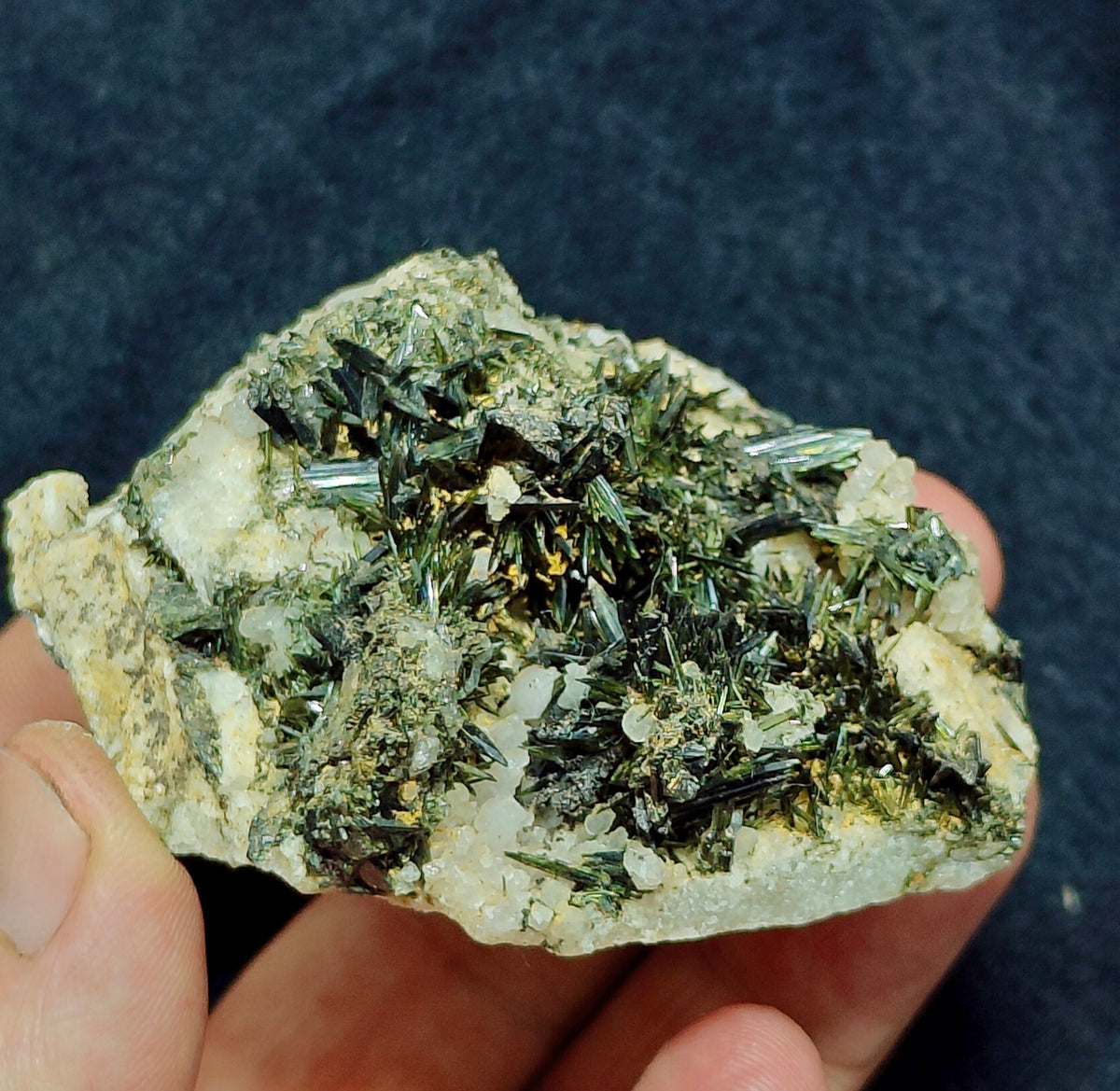 Aegirine crystals specimen 141 grams