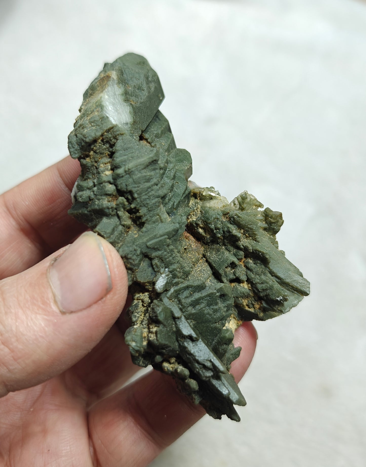 An Aesthetic Natural crystals cluster of beautifully terminated Chlorite Quartz 85 grams