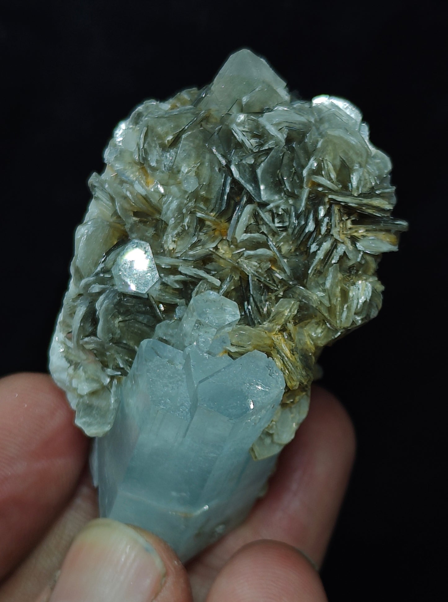 Aquamarine Specimen with associated Muscovite and Fluorite 82 grams