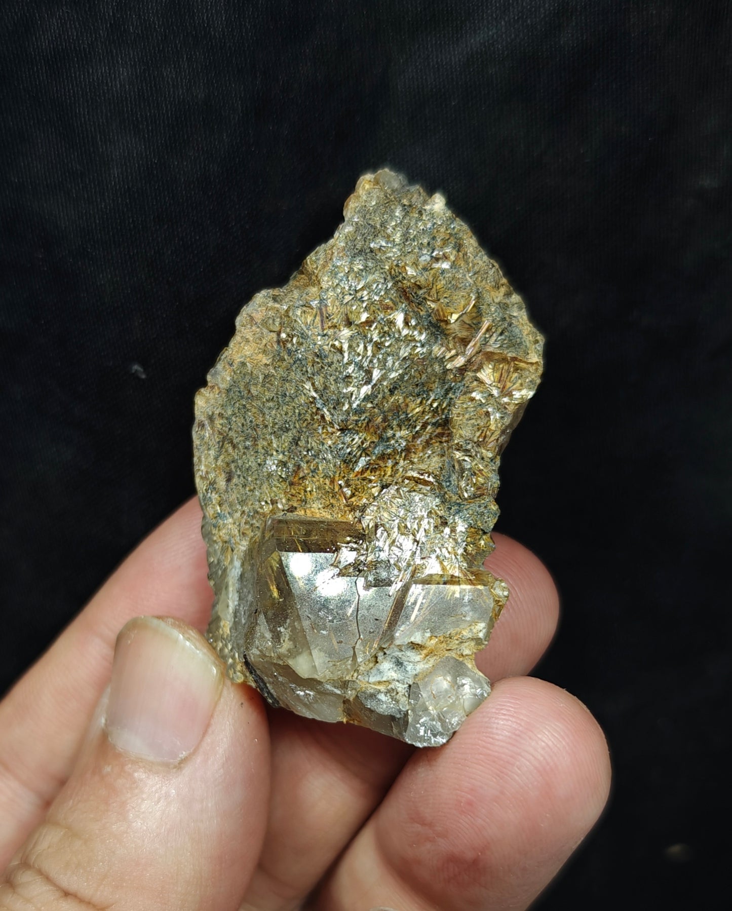 Rutiles on quartz 46 grams