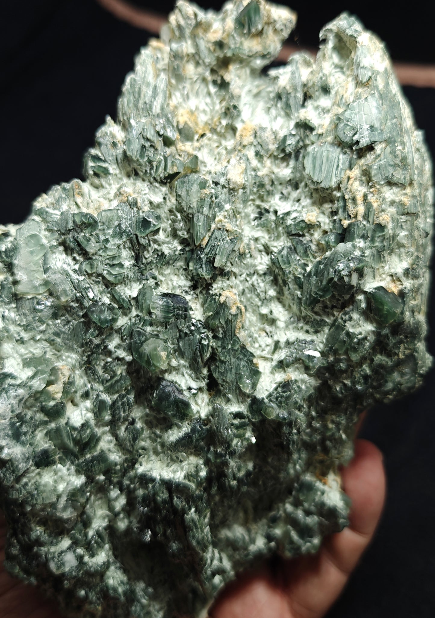 Periclene Albite with byss-olite inclusions 1300 grams