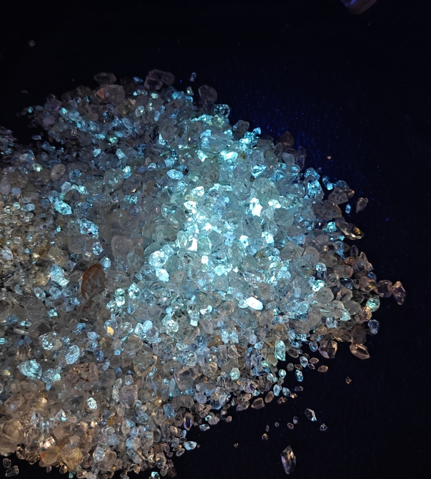 700 grams partly fluorescent diamond quartz crystals collection