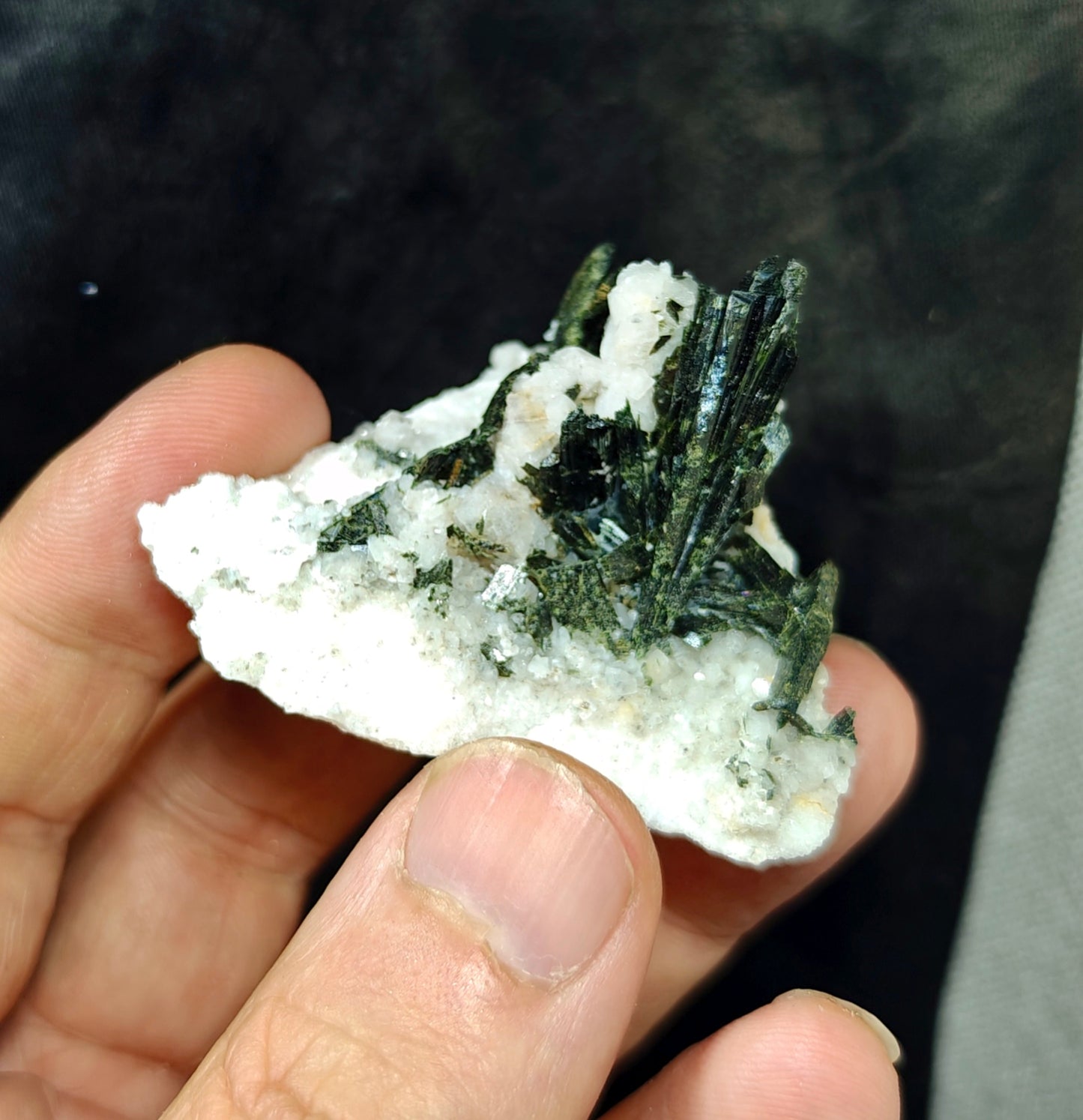 Single beautiful aesthetic aegirine crystals specimen 44 grams