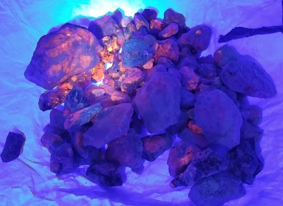 1000 grams fluorescent Hackmanite