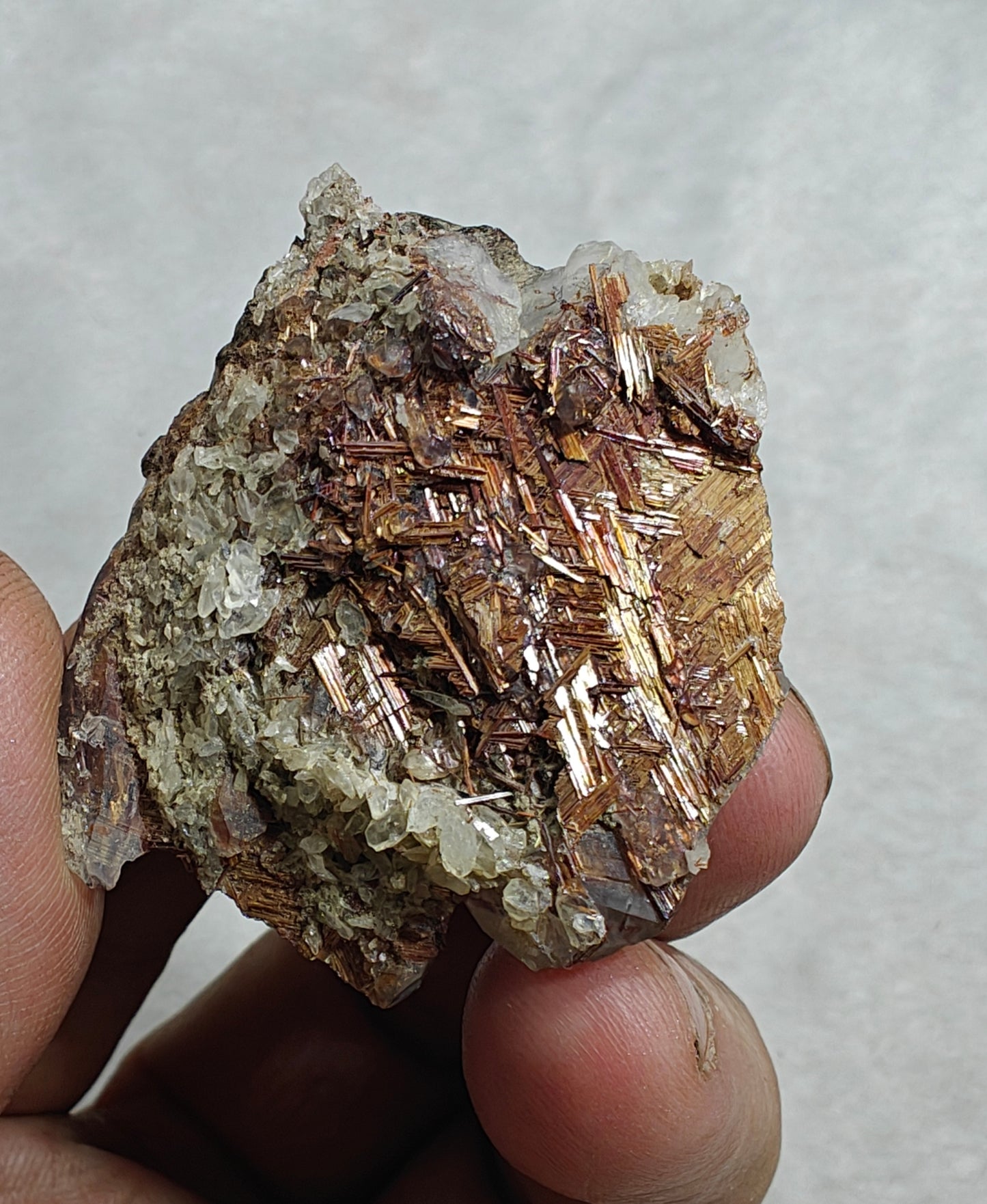 Natural Quartz Crystal with Rutiles Saginite 36 grams