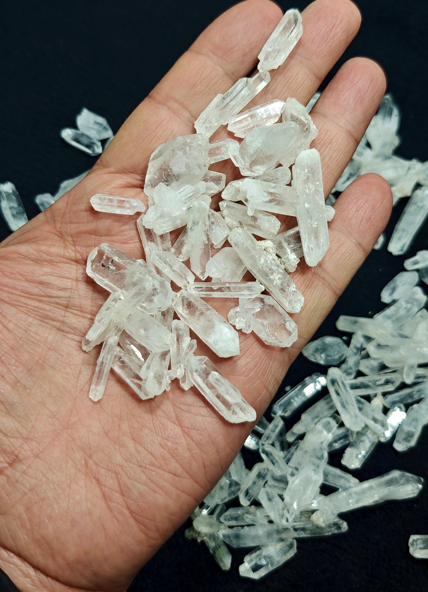 An amazing lot of clear quartz crystals 270 grams
