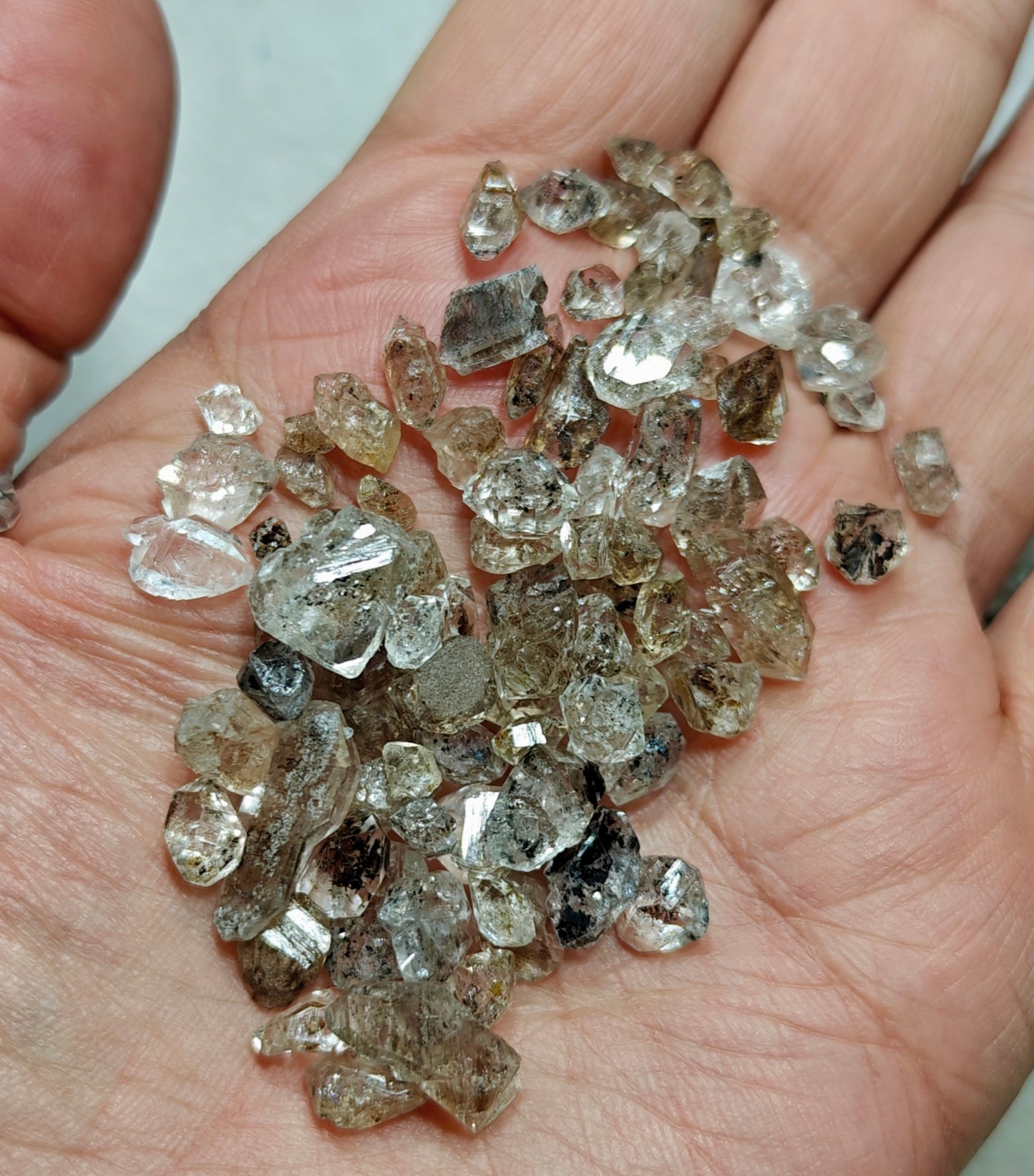 70 gram Fluorescent Diamond Quartz crystals with petroleum and Carbon inclusions