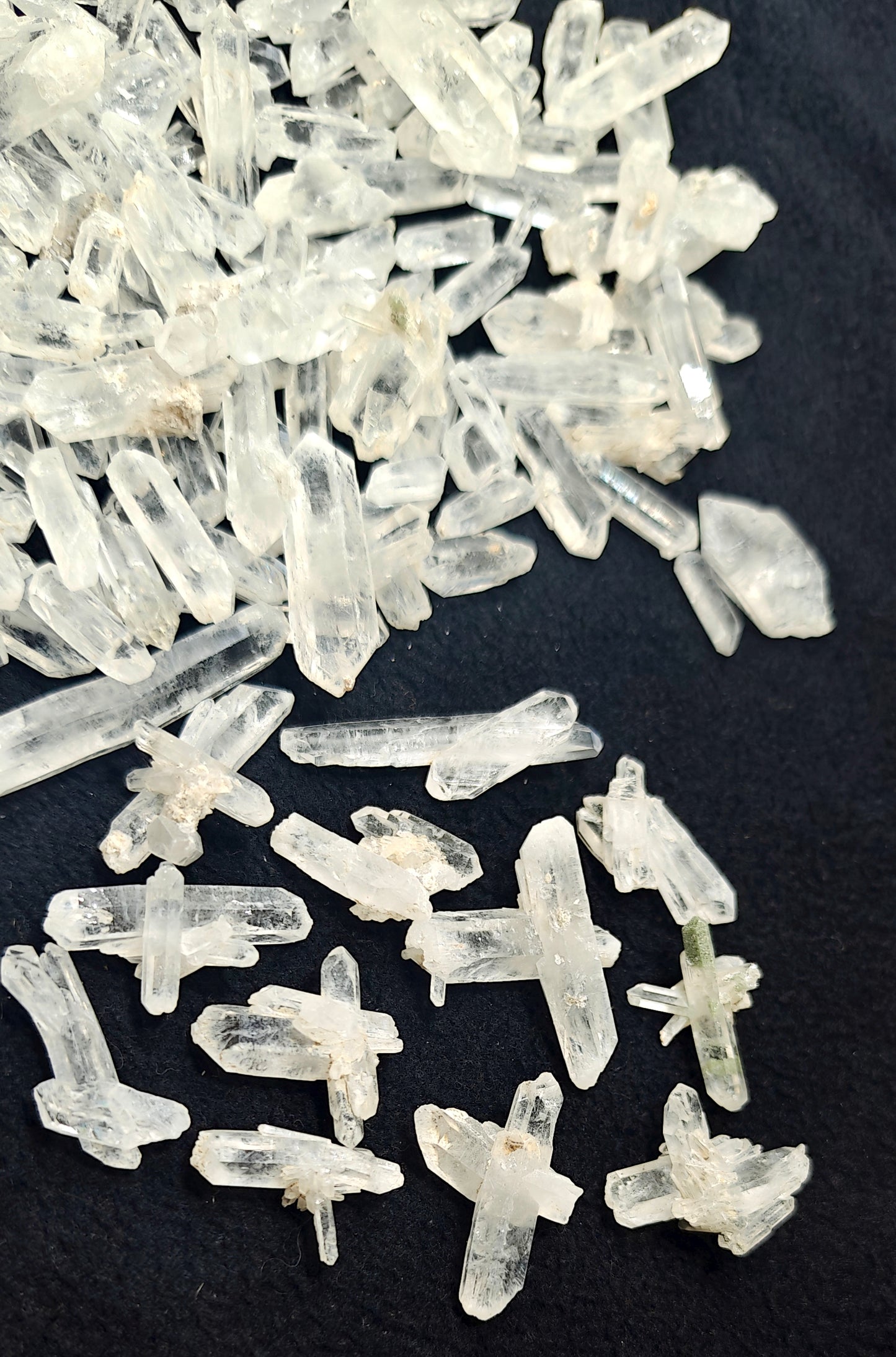 An amazing lot of clear quartz crystals 270 grams