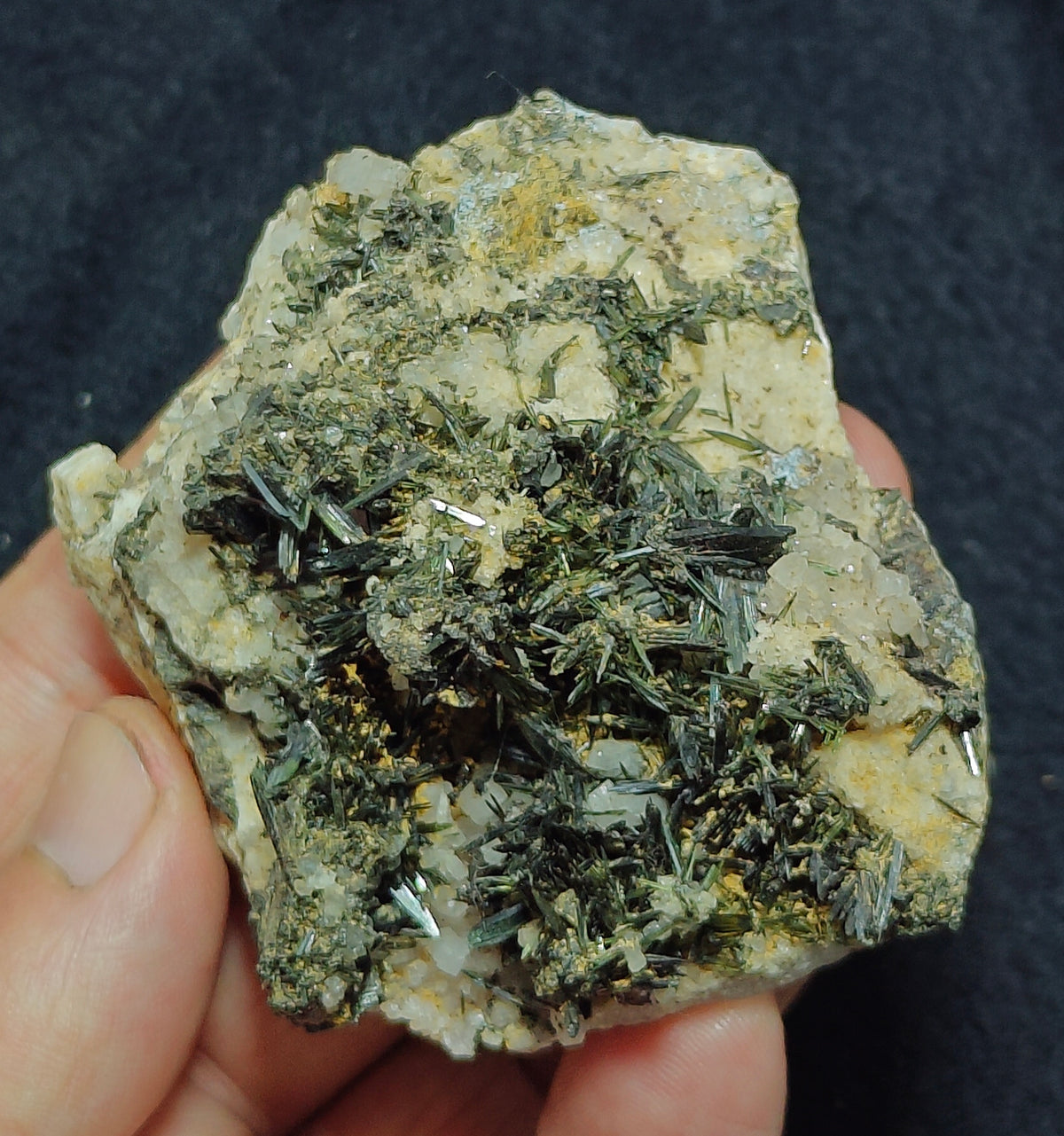 Aegirine crystals specimen 141 grams