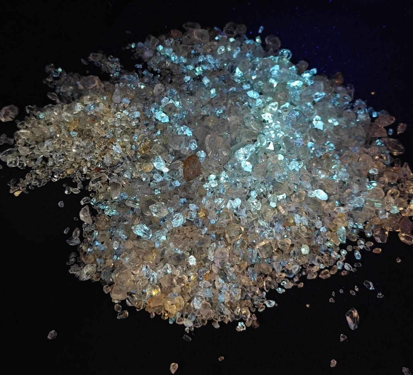 700 grams partly fluorescent diamond quartz crystals collection