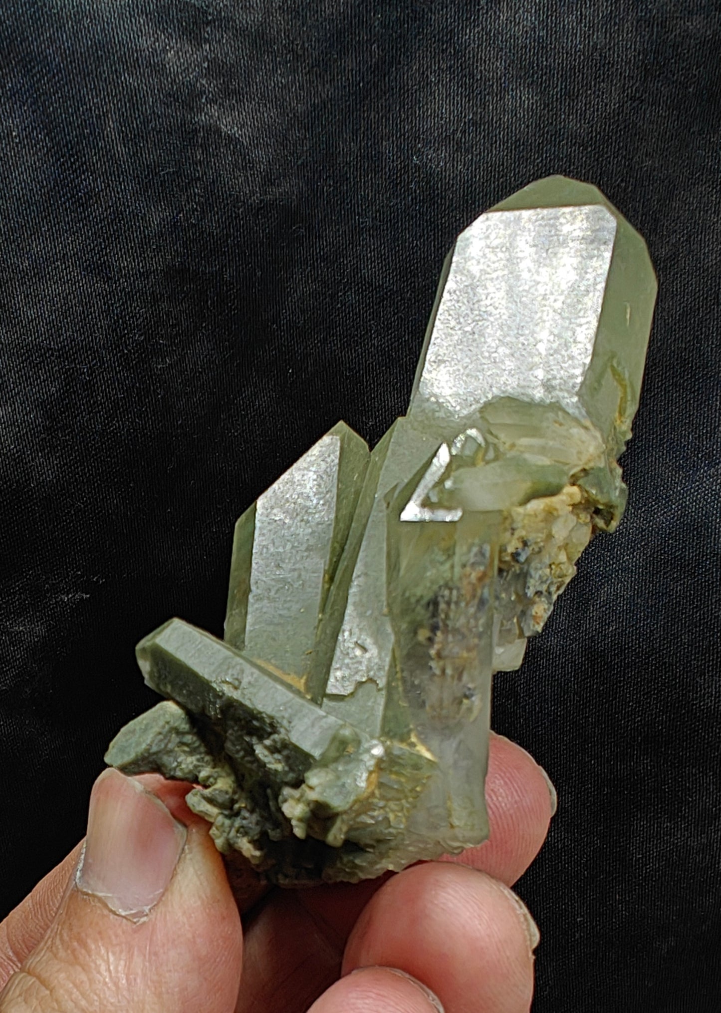 Natural terminated Chlorite Quartz cluster 67 grams