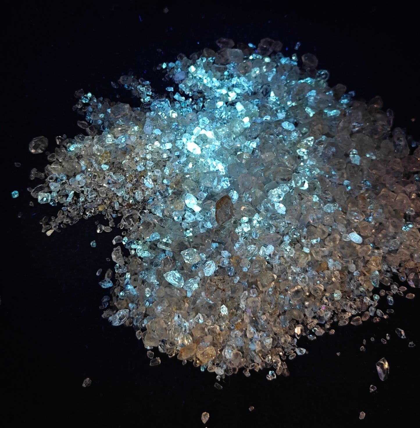 700 grams partly fluorescent diamond quartz crystals collection