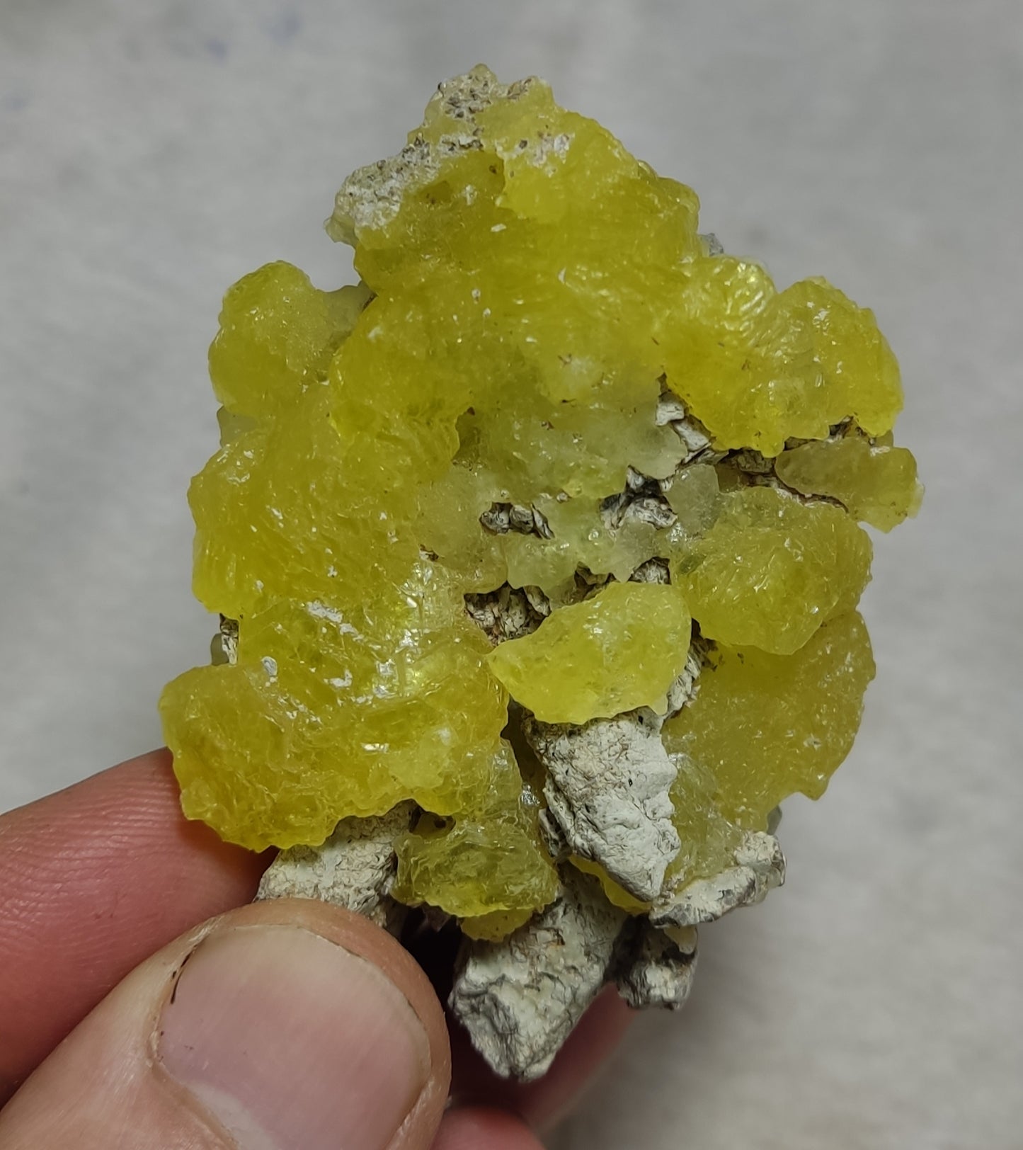 Natural yellow color Brucite 88 grams