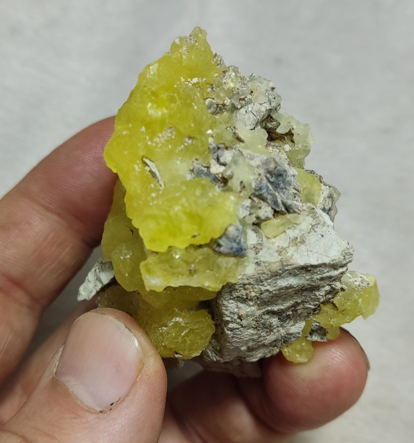 Natural yellow color Brucite 88 grams