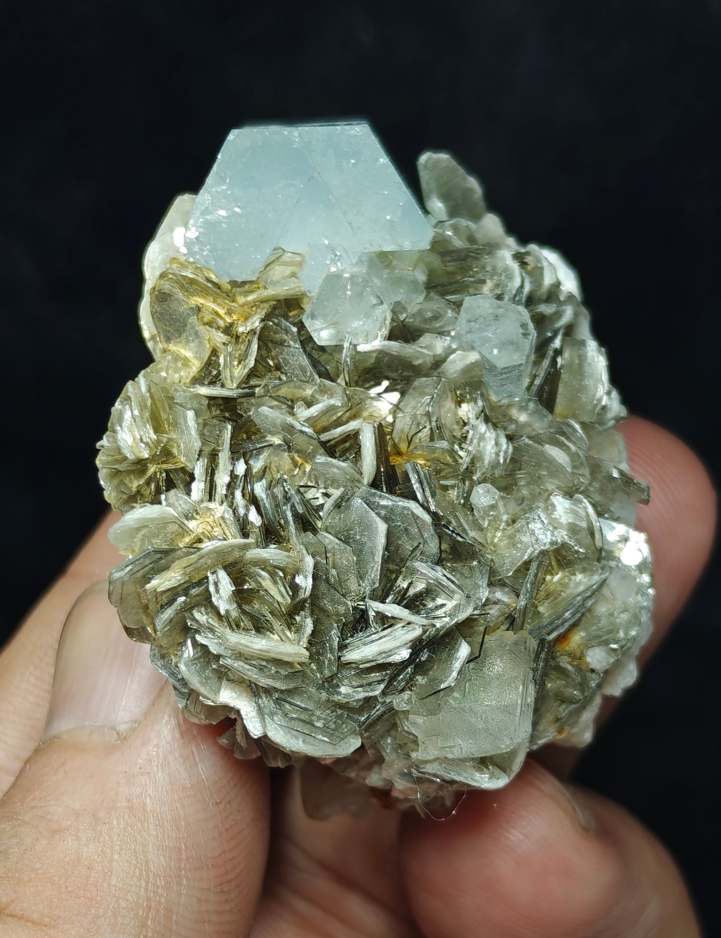 Aquamarine Specimen with associated Muscovite and Fluorite 82 grams