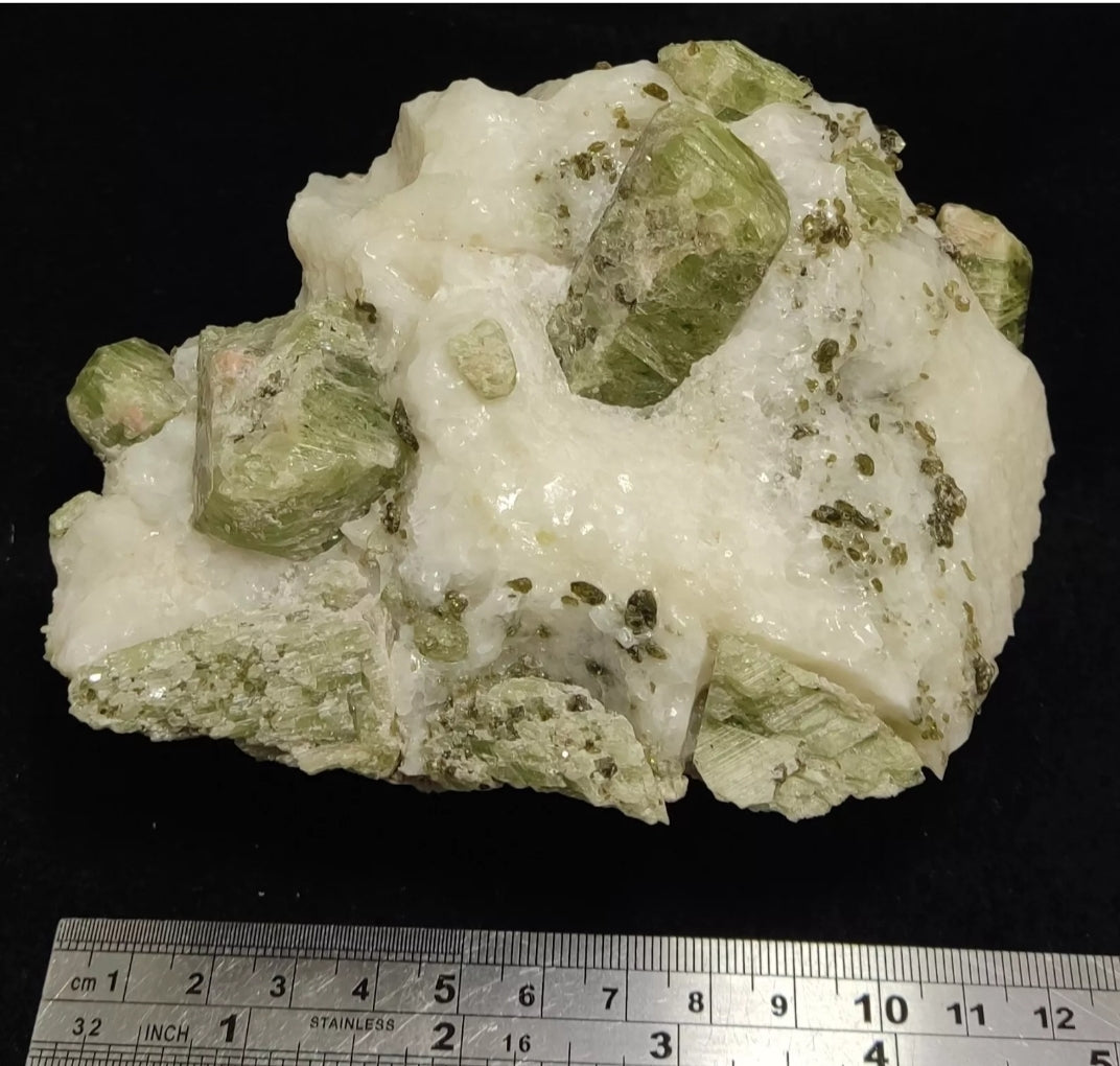 Green diopside crystals on matrix with mica 1067 grams