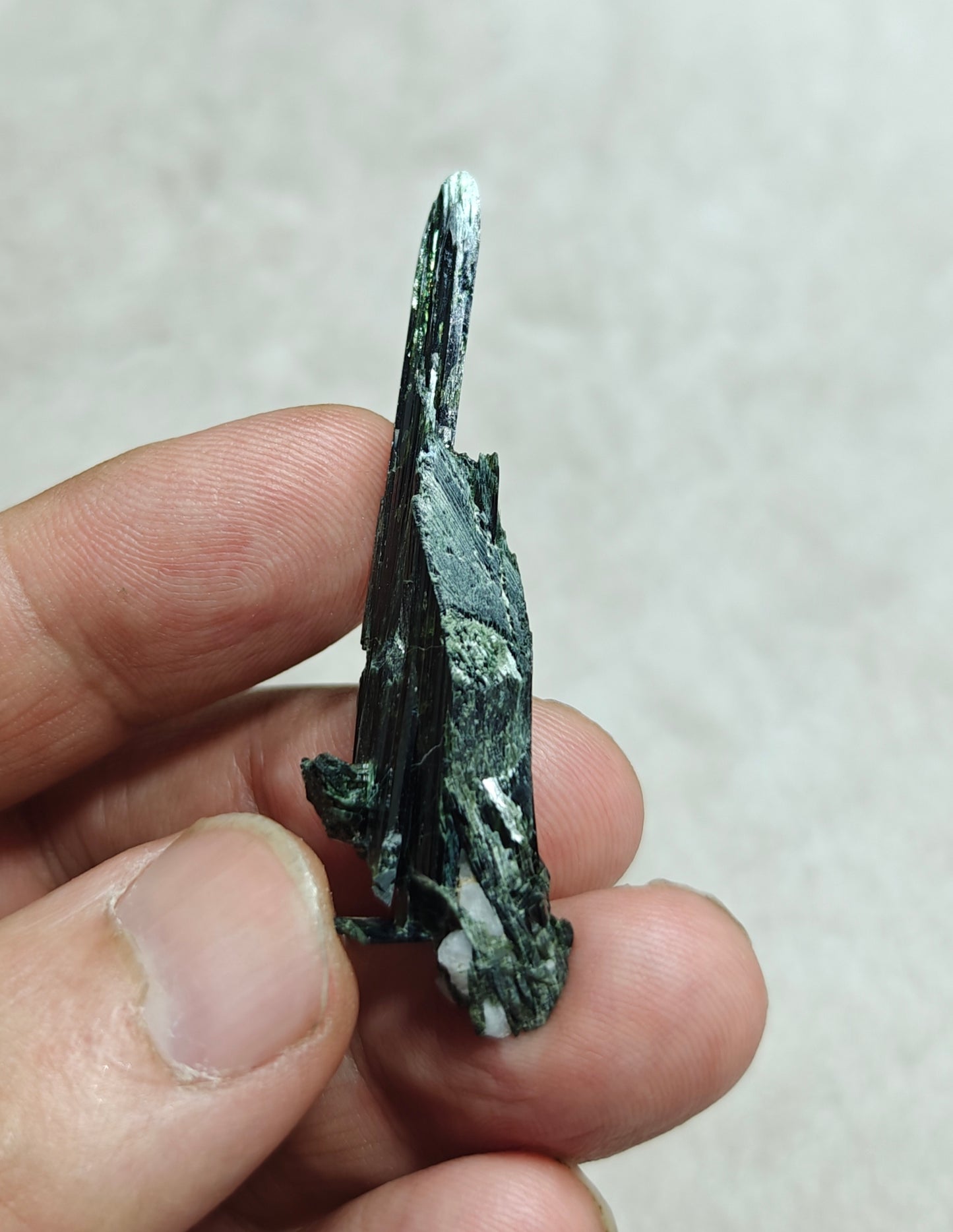Natural aegirine crystals cluster specimen 8 grams
