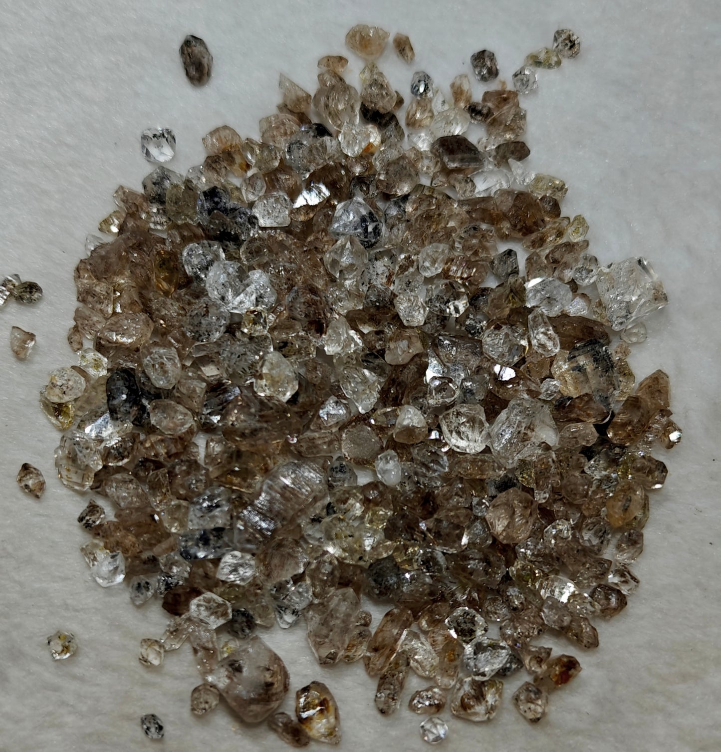 70 gram Fluorescent Diamond Quartz crystals with petroleum and Carbon inclusions