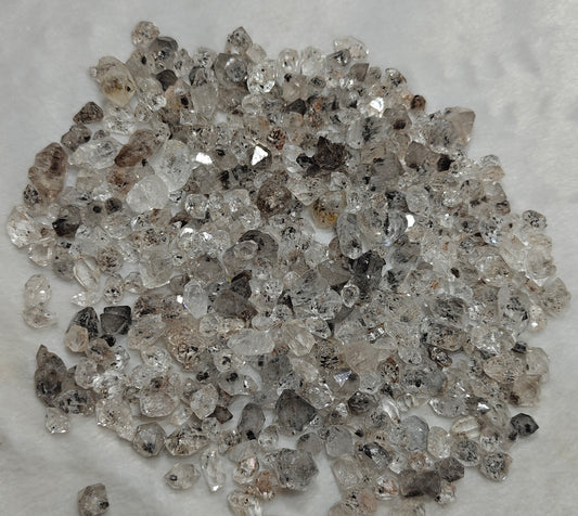 200 grams fluorescent diamond quartz crystals some with carbon and petroleum inclusions