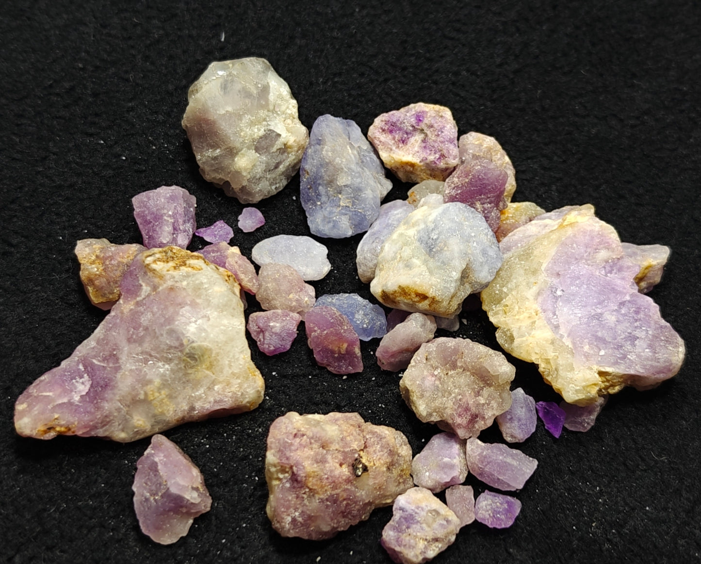 Rough Hackmanite Highly Tenebrescent Lot 100 grams