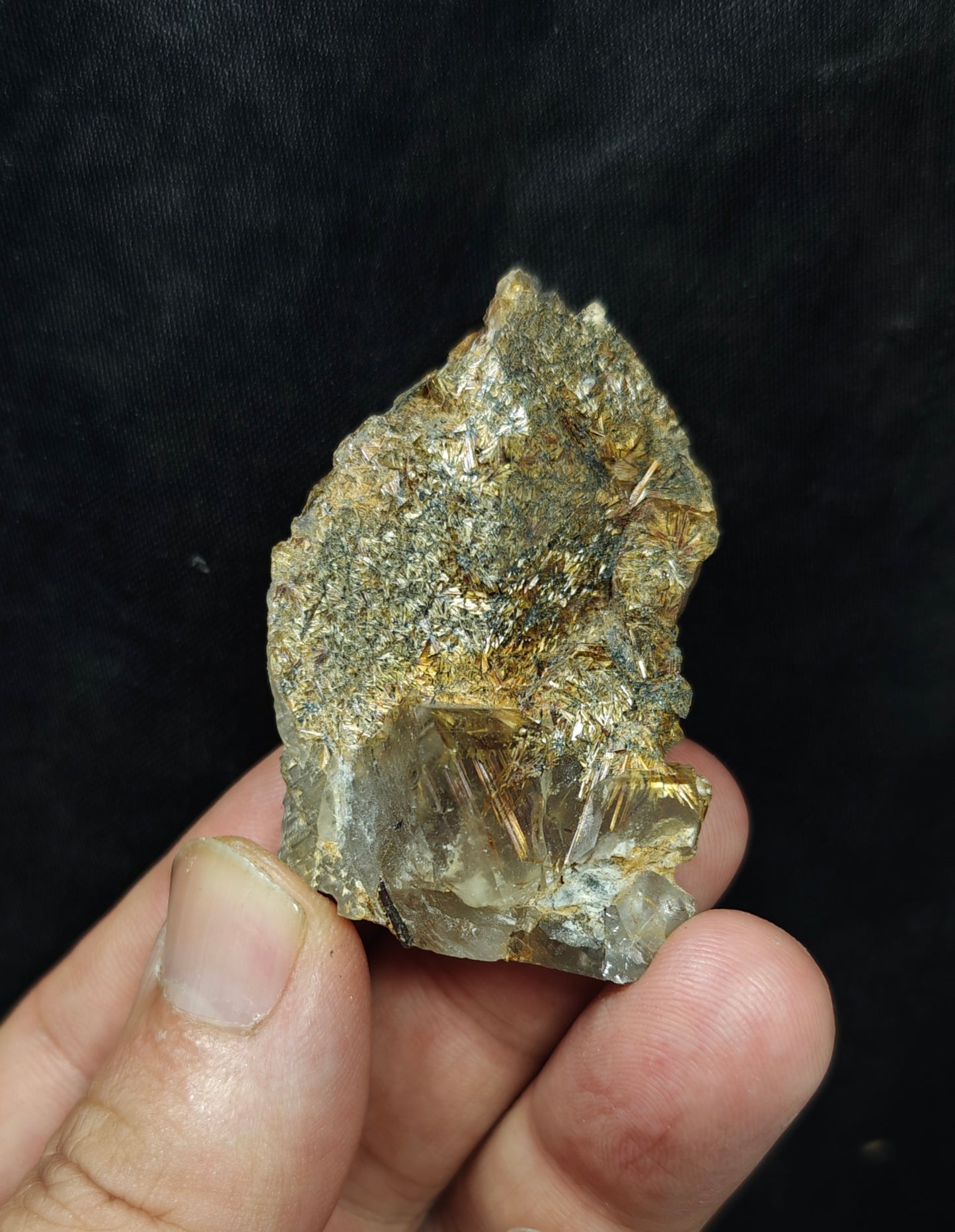 Rutiles on quartz 46 grams