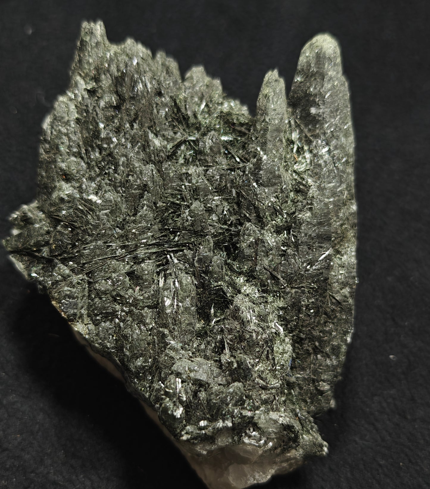 An Aesthetic large Natural beautifully terminated Chlorite Quartz crystals cluster 835 grams