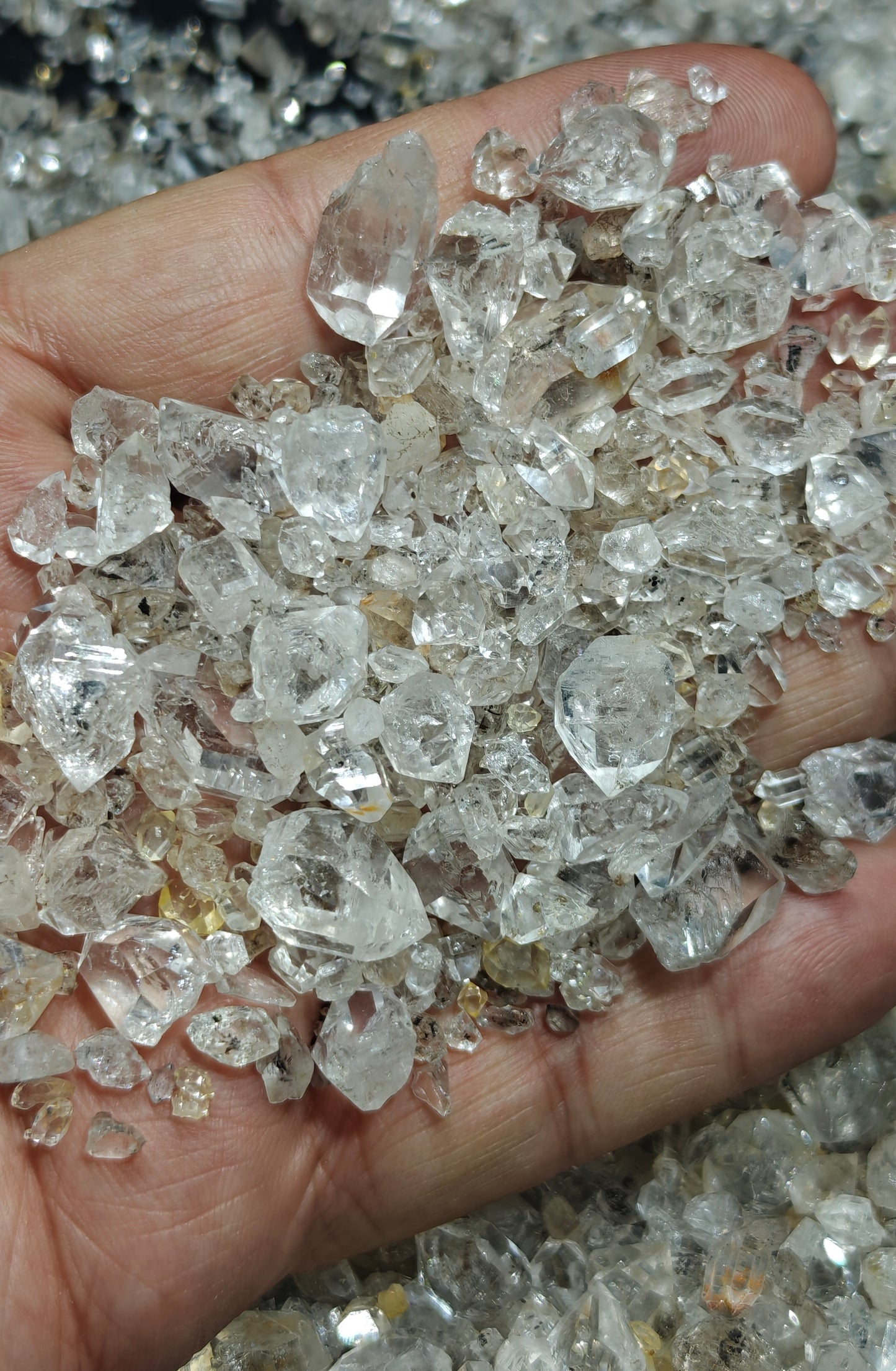 700 grams partly fluorescent diamond quartz crystals collection