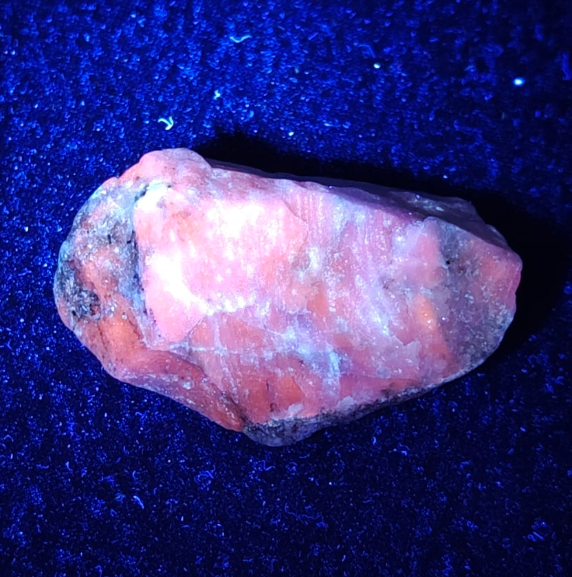 UV reactive Fluorescent rough Hackmanite 55 grams