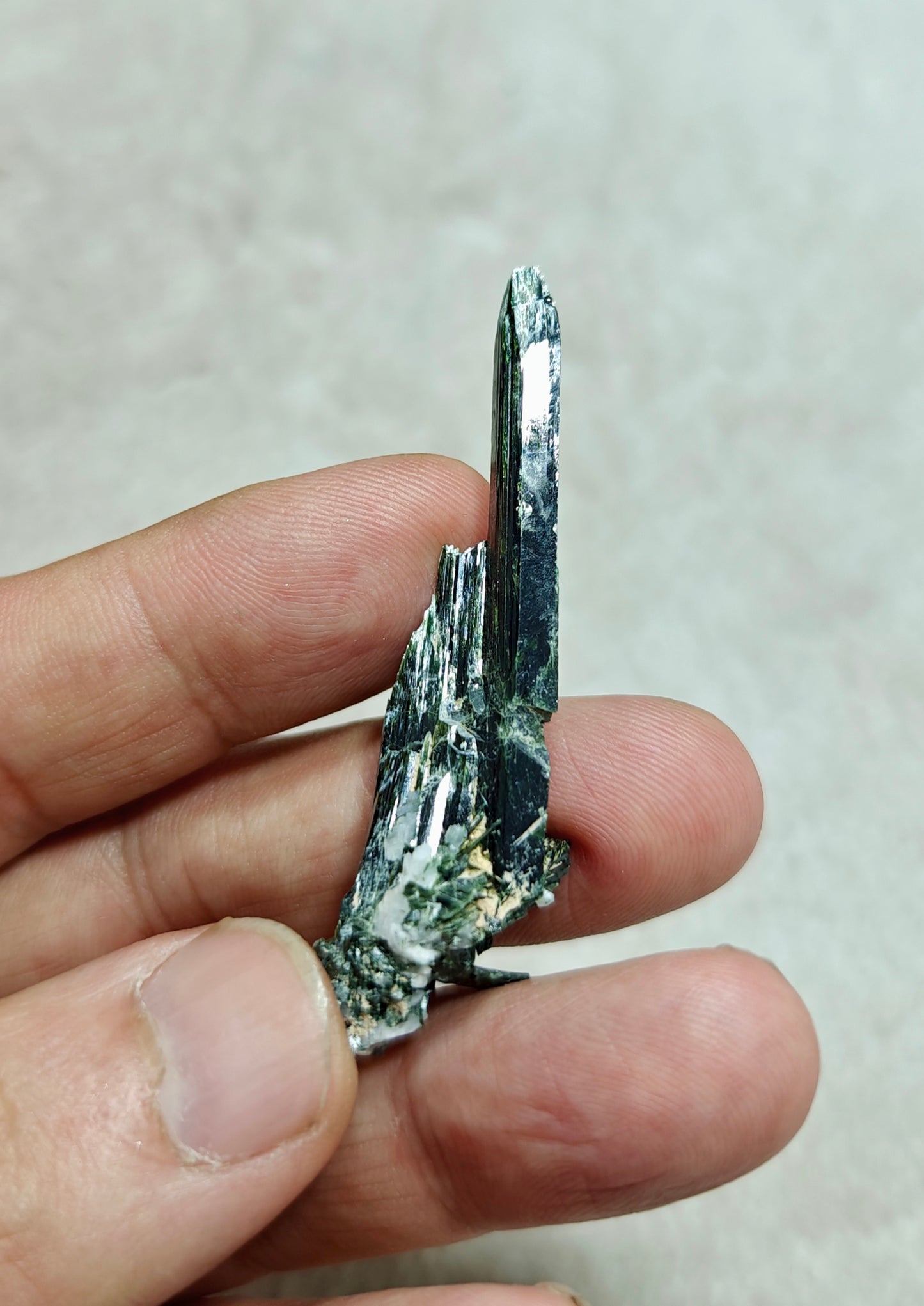 Natural aegirine crystals cluster specimen 8 grams
