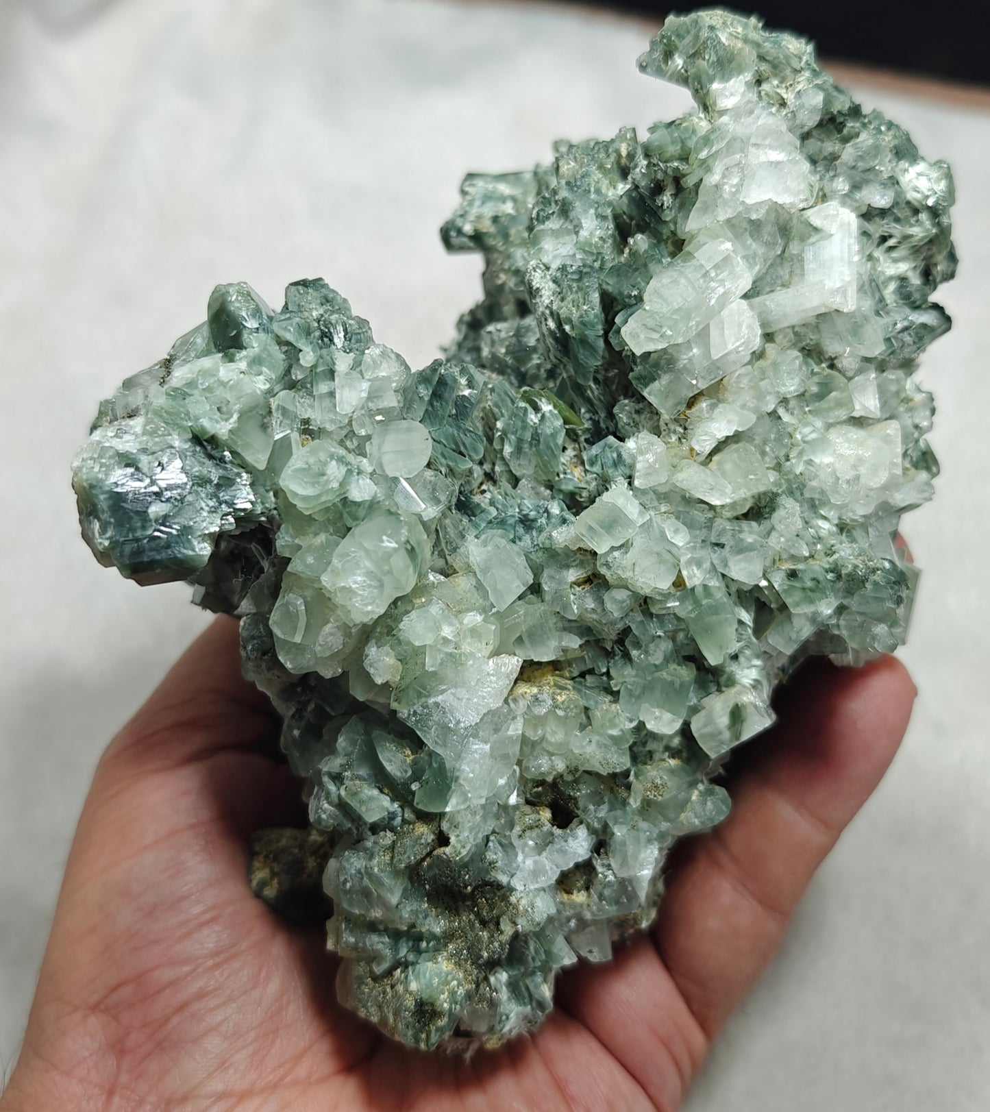 Periclene Albite with byss-olite inclusions 1050 grams