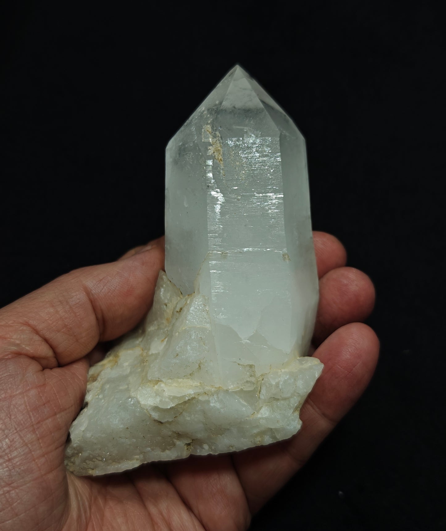 Natural Quartz Crystal self standing 323 grams