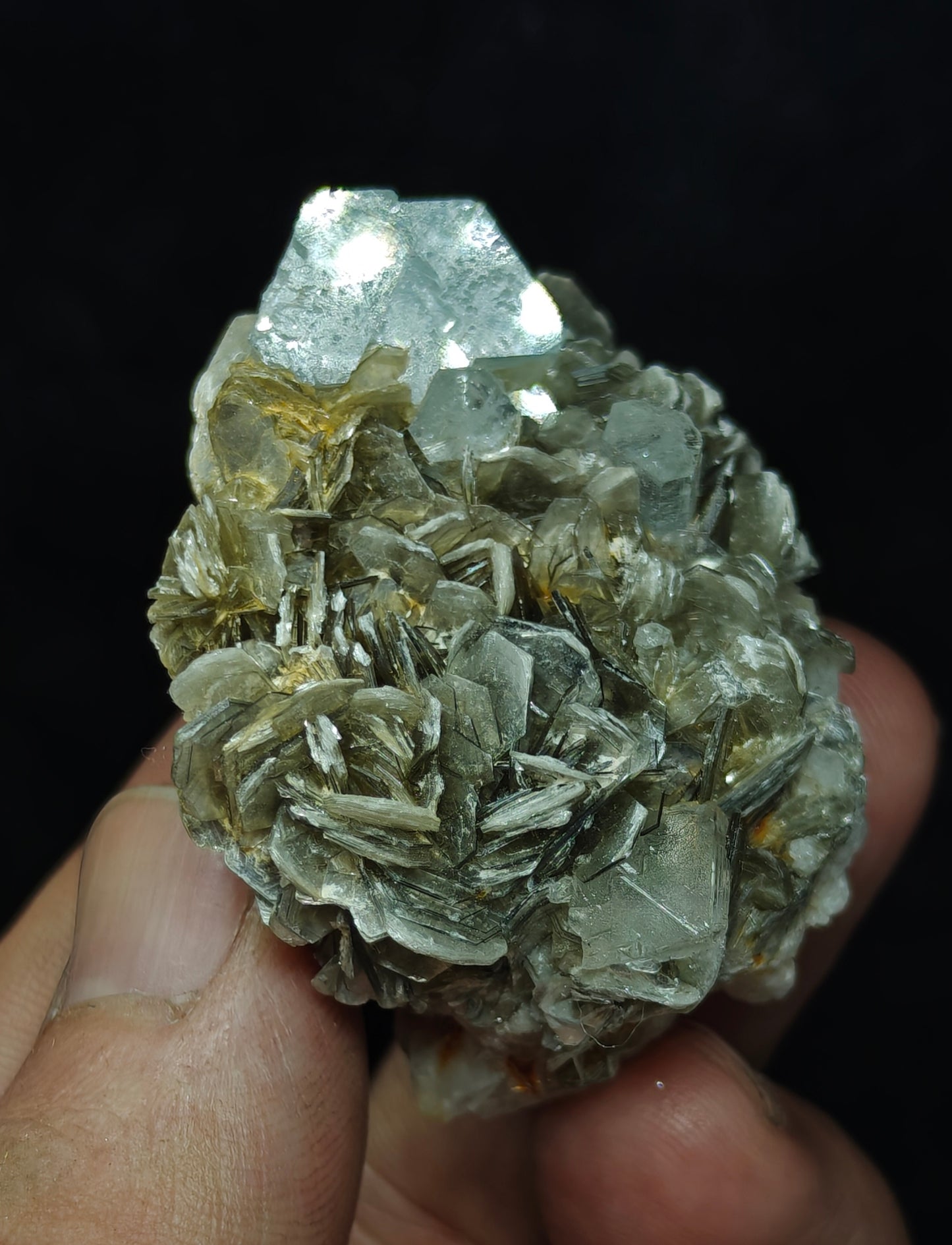 Aquamarine Specimen with associated Muscovite and Fluorite 82 grams