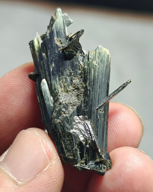 Natural aegirine specimen 12 grams