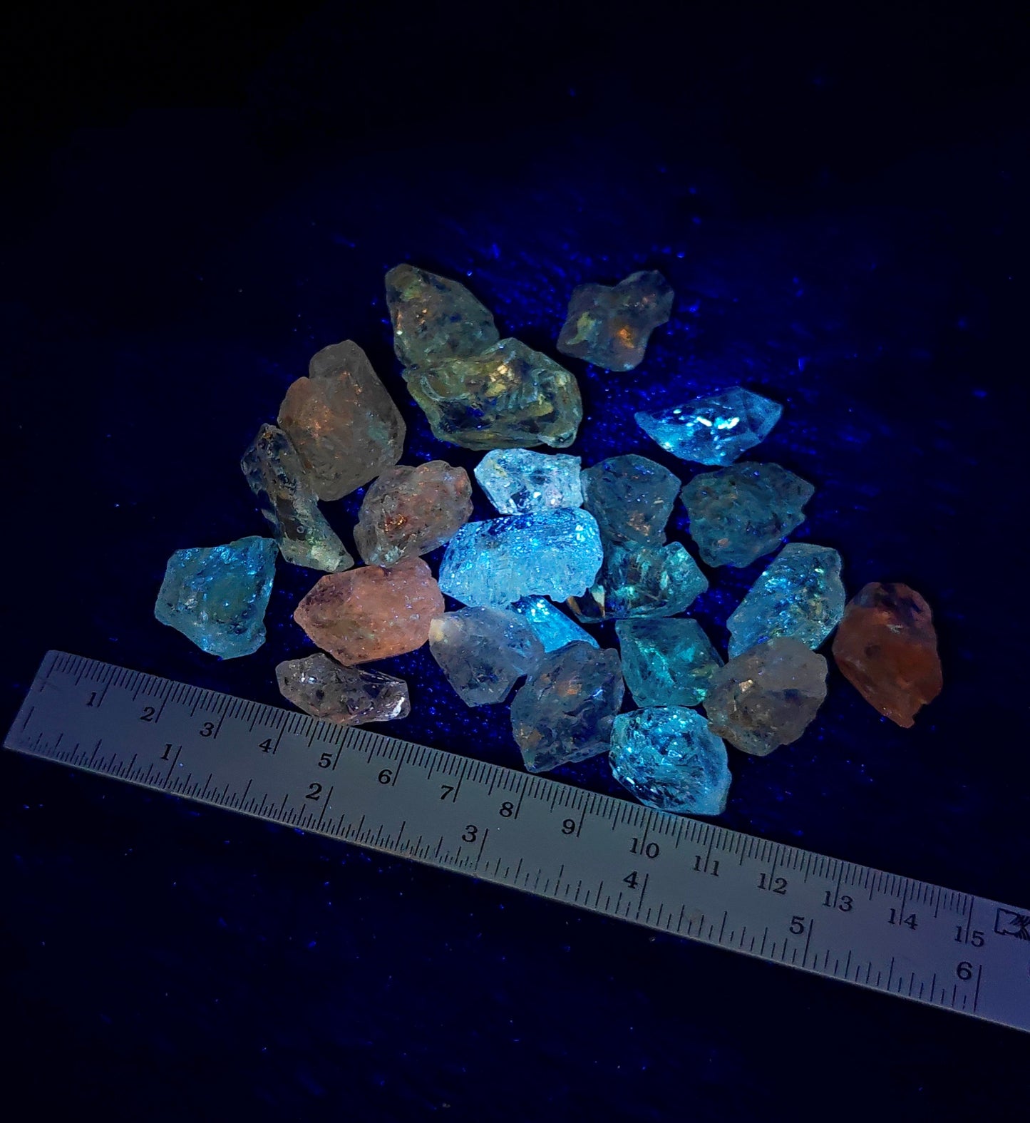 Fluorescent diamond quartz collection 140 grams