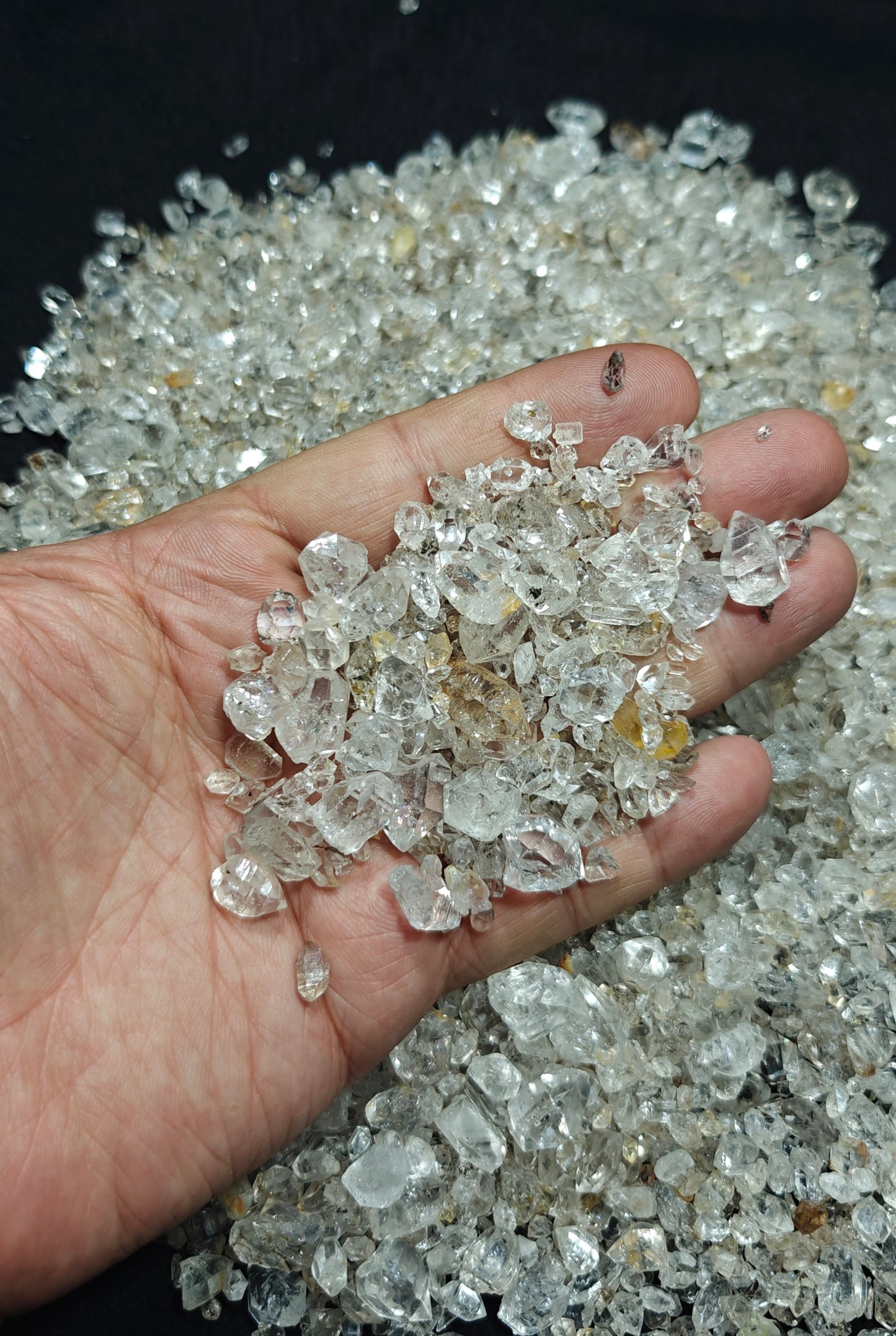 700 grams partly fluorescent diamond quartz crystals collection