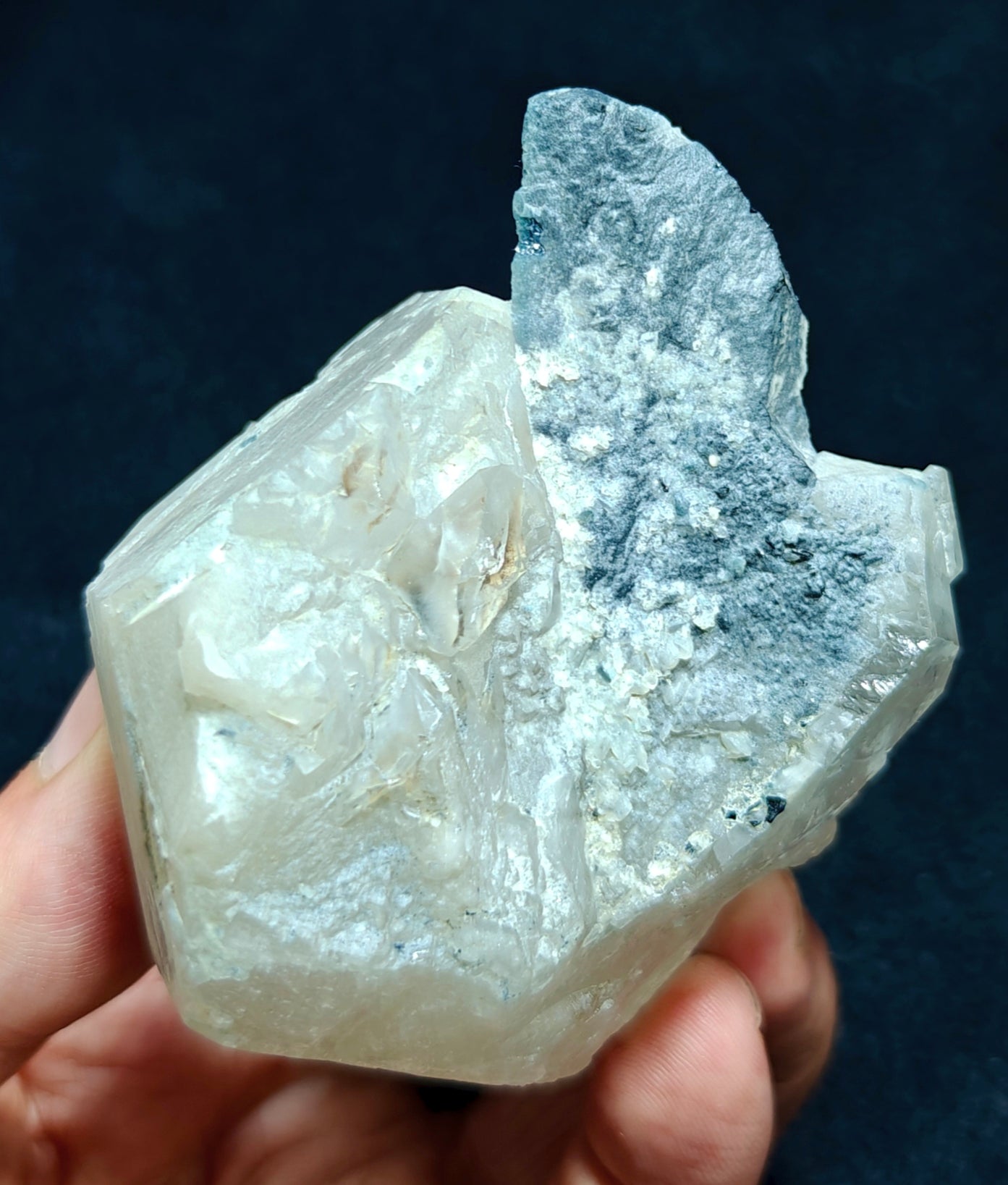 An amazing beautiful specimens of indicolite color Tourmaline embedded in terminated quartz 252 g