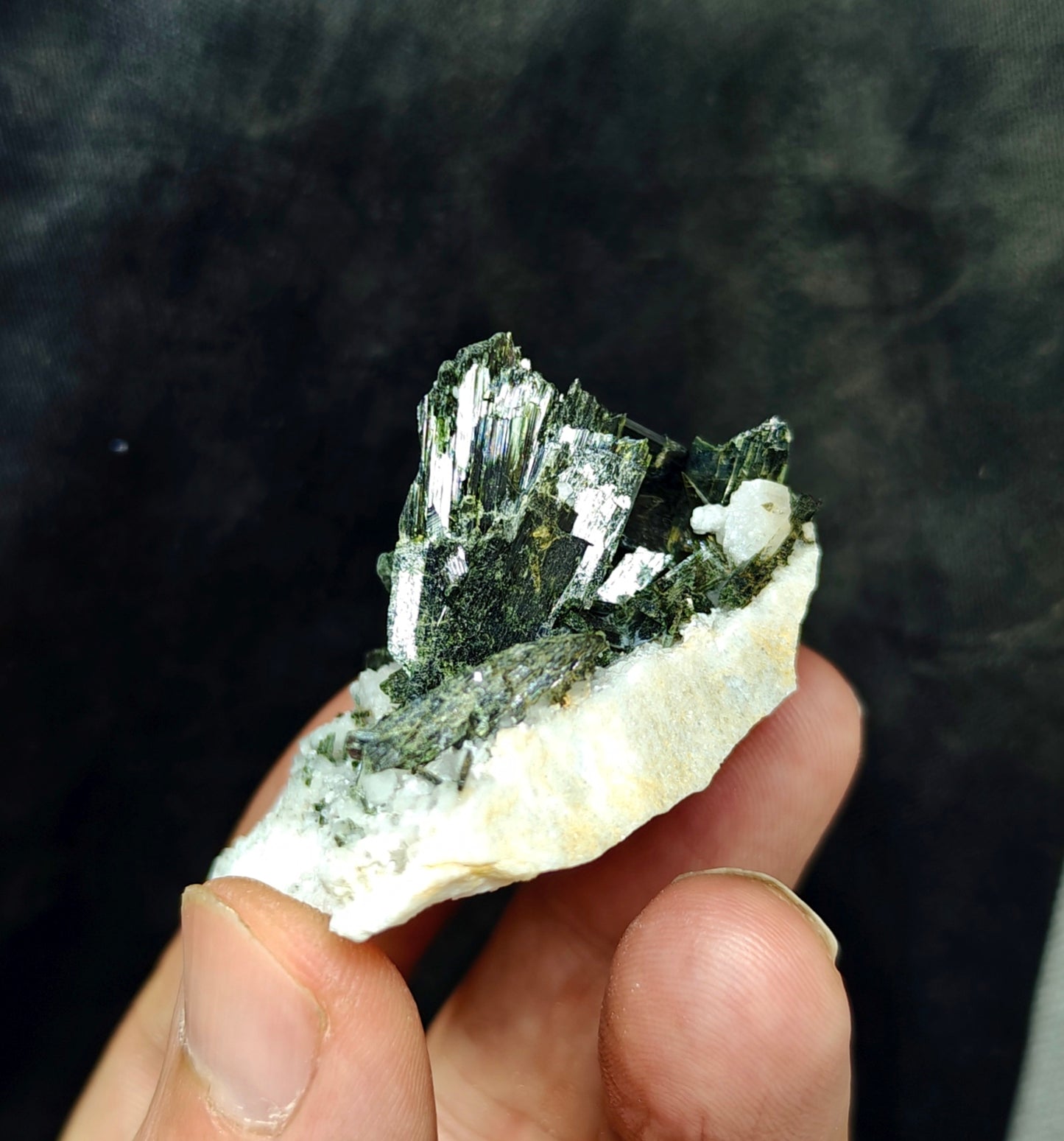 Single beautiful aesthetic aegirine crystals specimen 44 grams