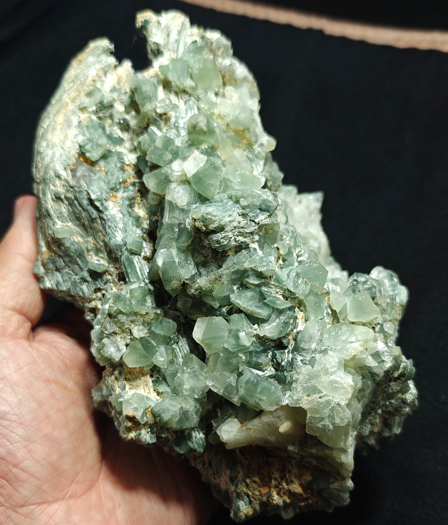 Periclene Albite with byss-olite inclusions 1300 grams