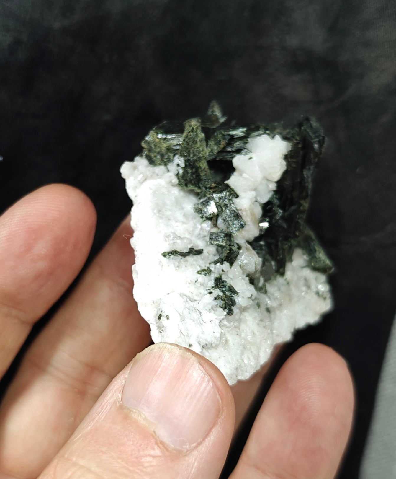 Single beautiful aesthetic aegirine crystals specimen 44 grams