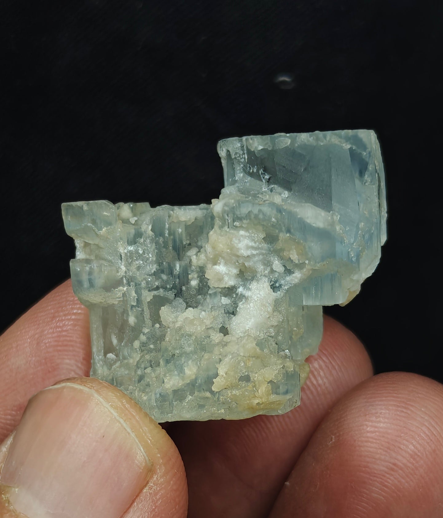 Etched Aquamarine floater Crystal 21 grams