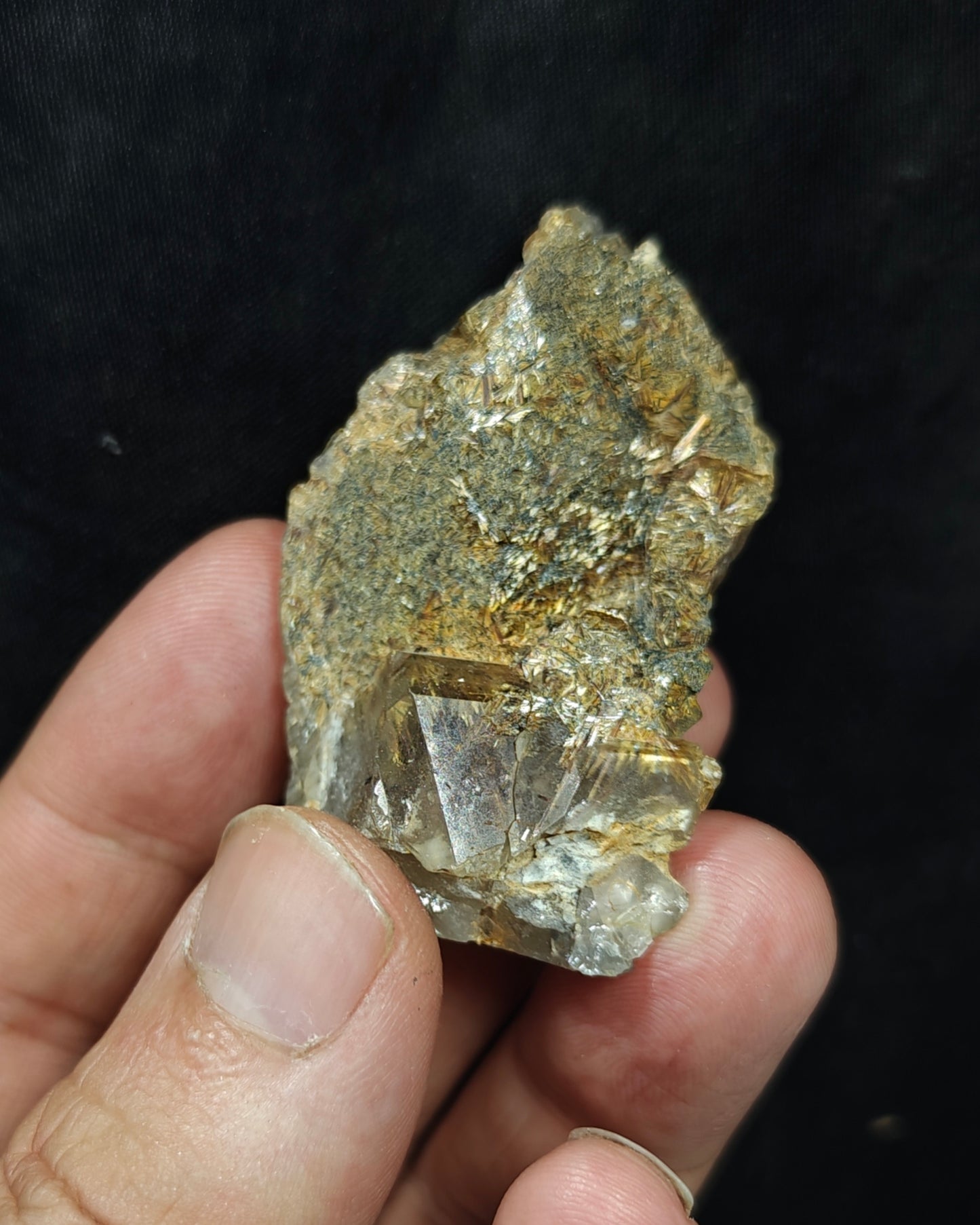 Rutiles on quartz 46 grams