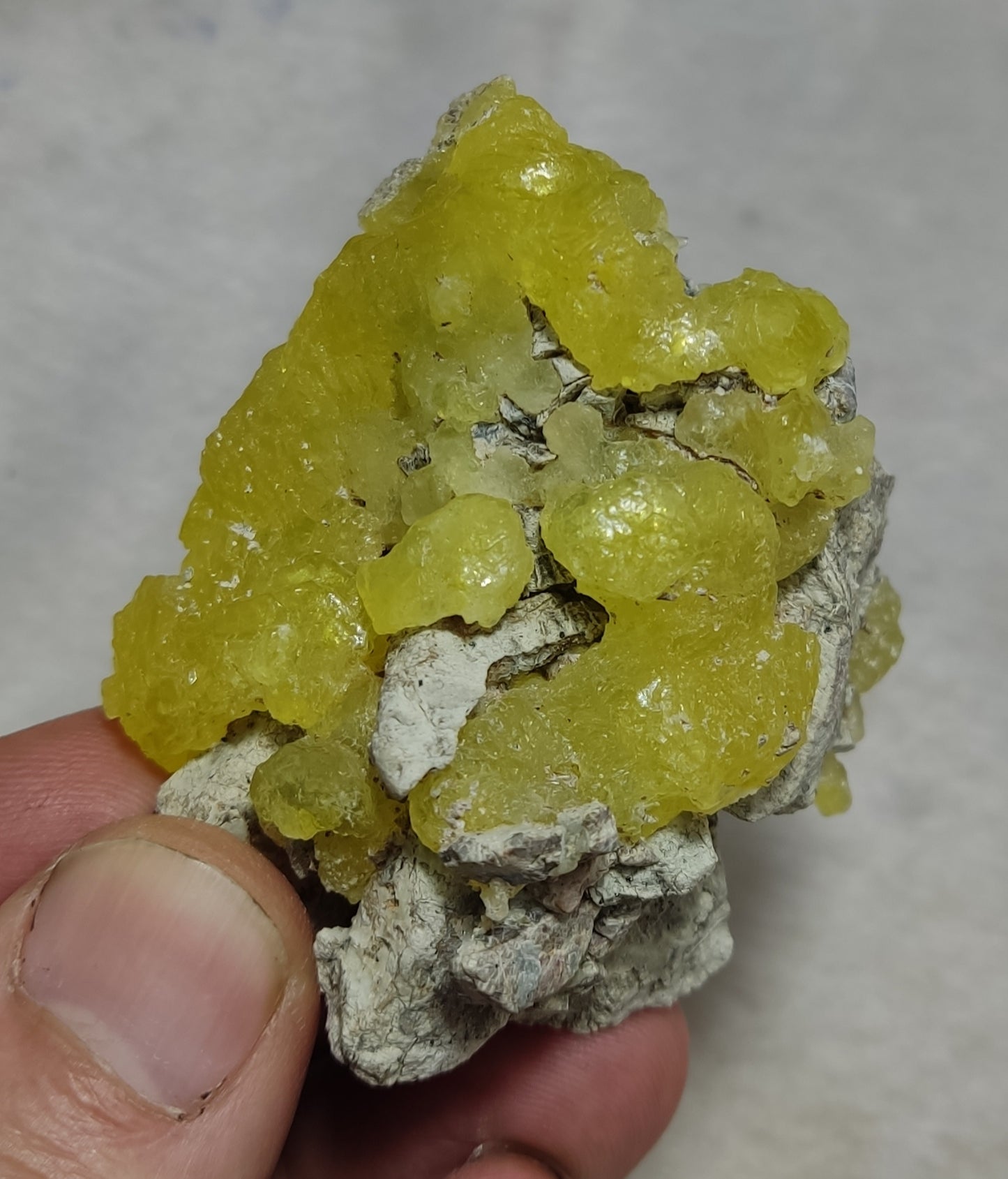 Natural yellow color Brucite 88 grams