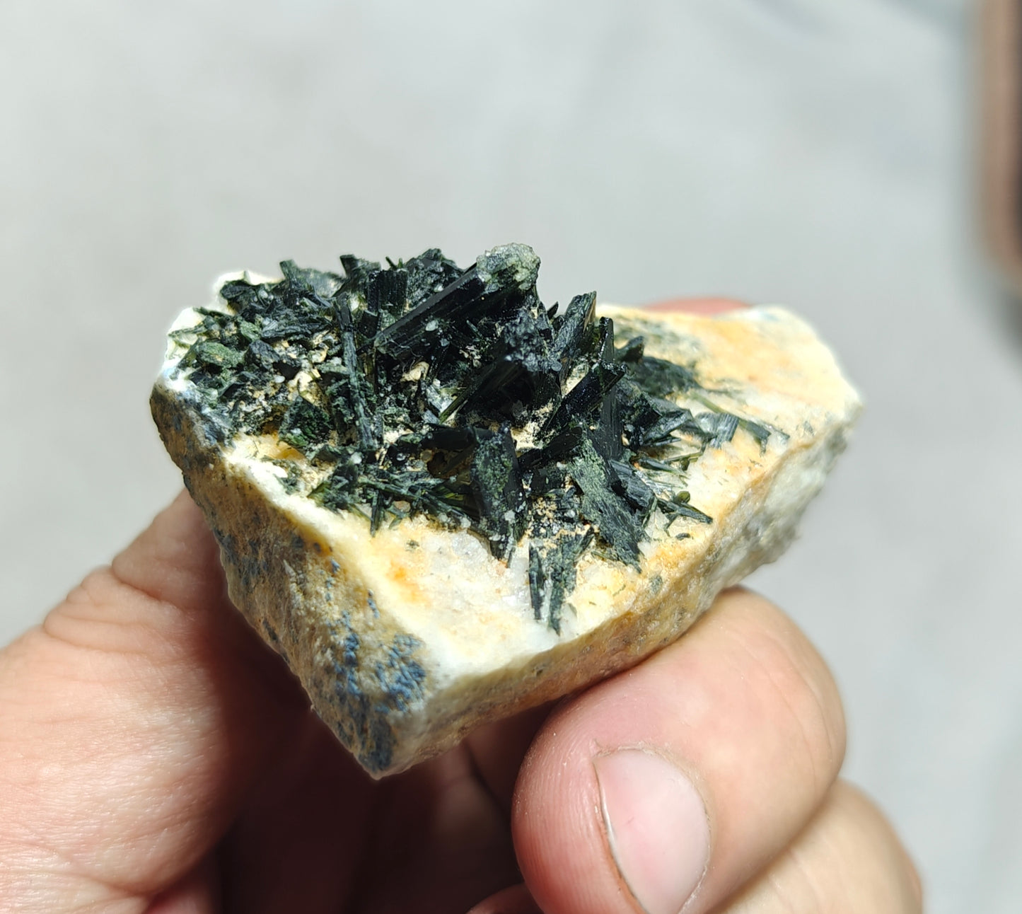 Aegirine crystals cluster specimen 67 grams