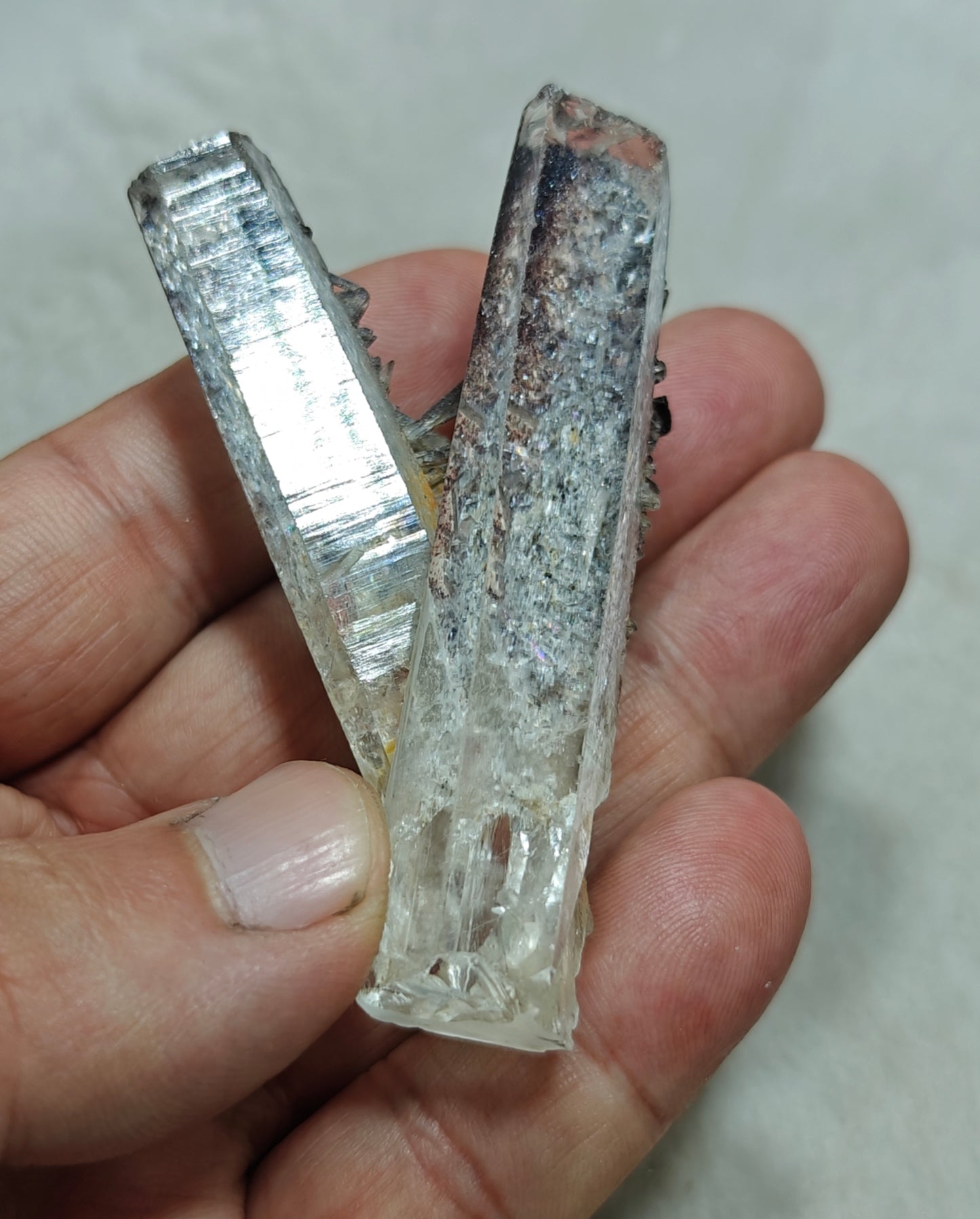 An amazing lodolite quartz twin crystals specimen 56 grams