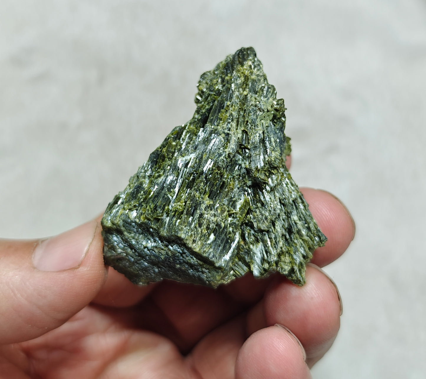 An Amazing specimen of lusterous Epidote crystal 66 grams