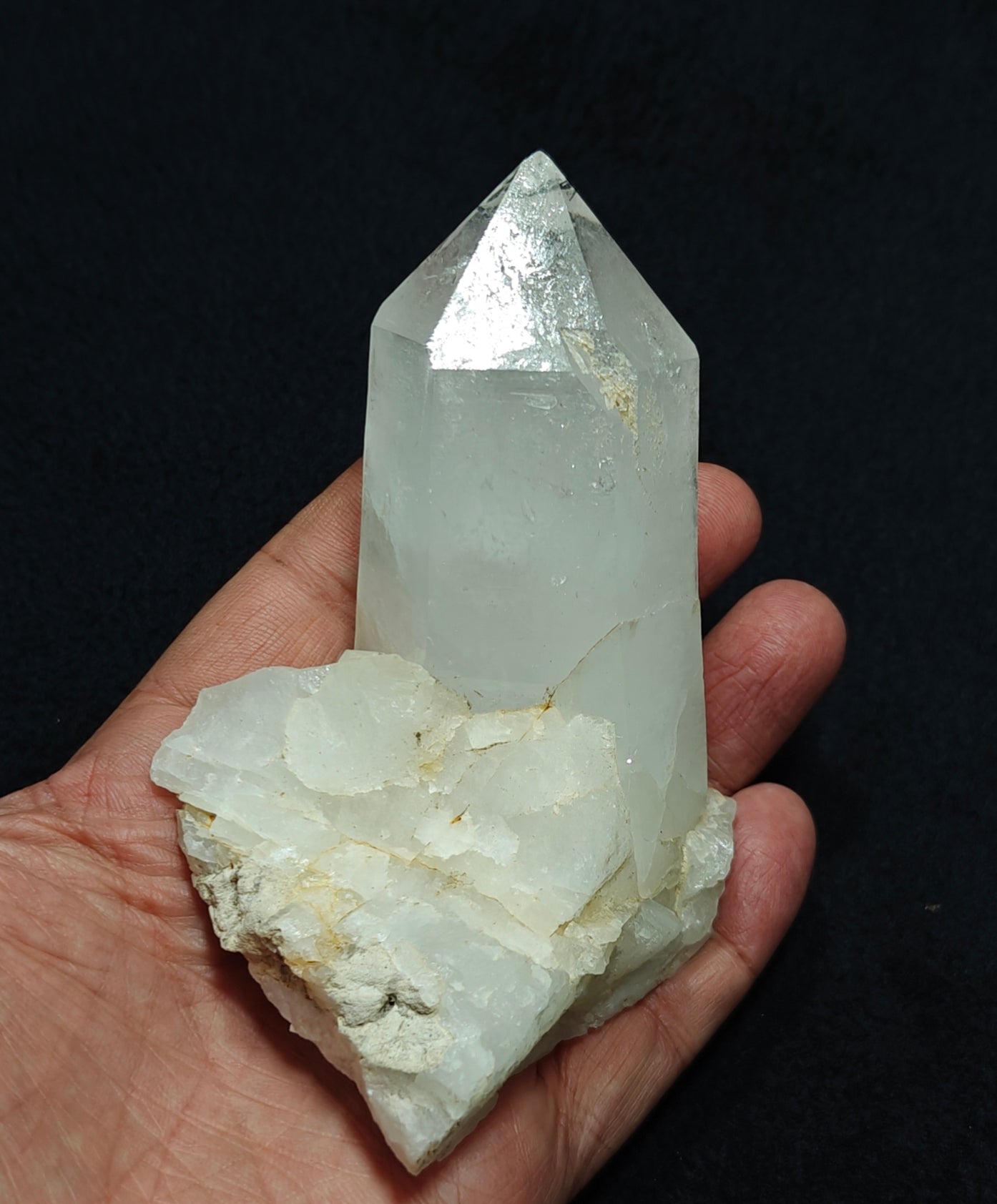 Natural Quartz Crystal self standing 323 grams