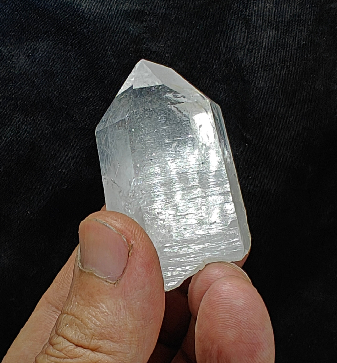Natural clear quartz crystal 72 grams