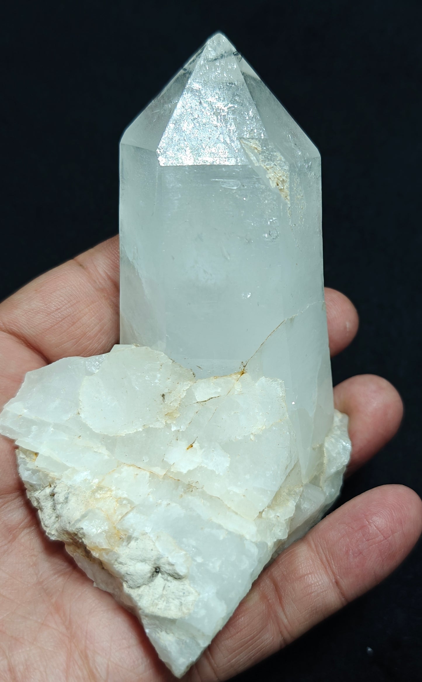 Natural Quartz Crystal self standing 323 grams